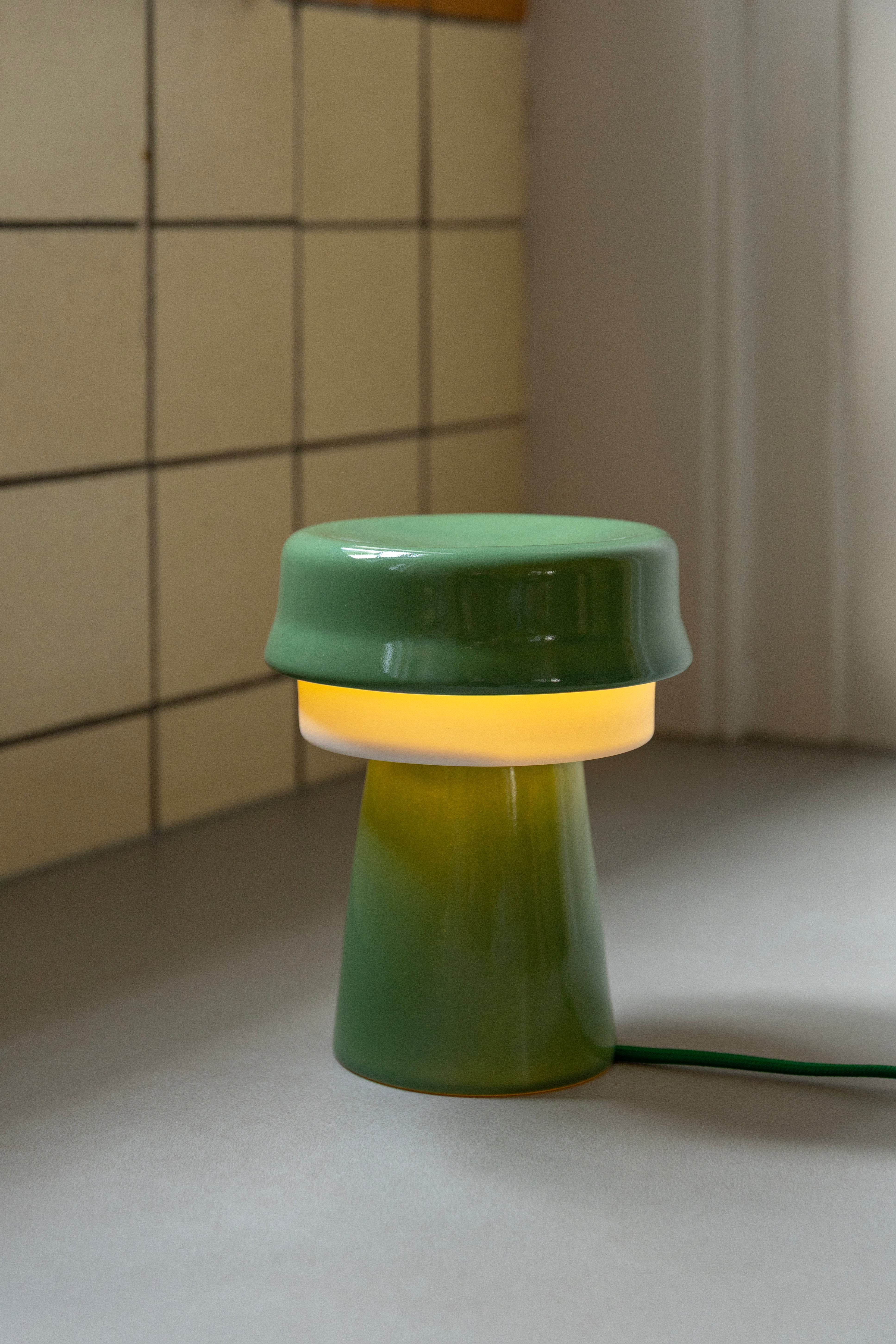 HAT green table lamp with white
