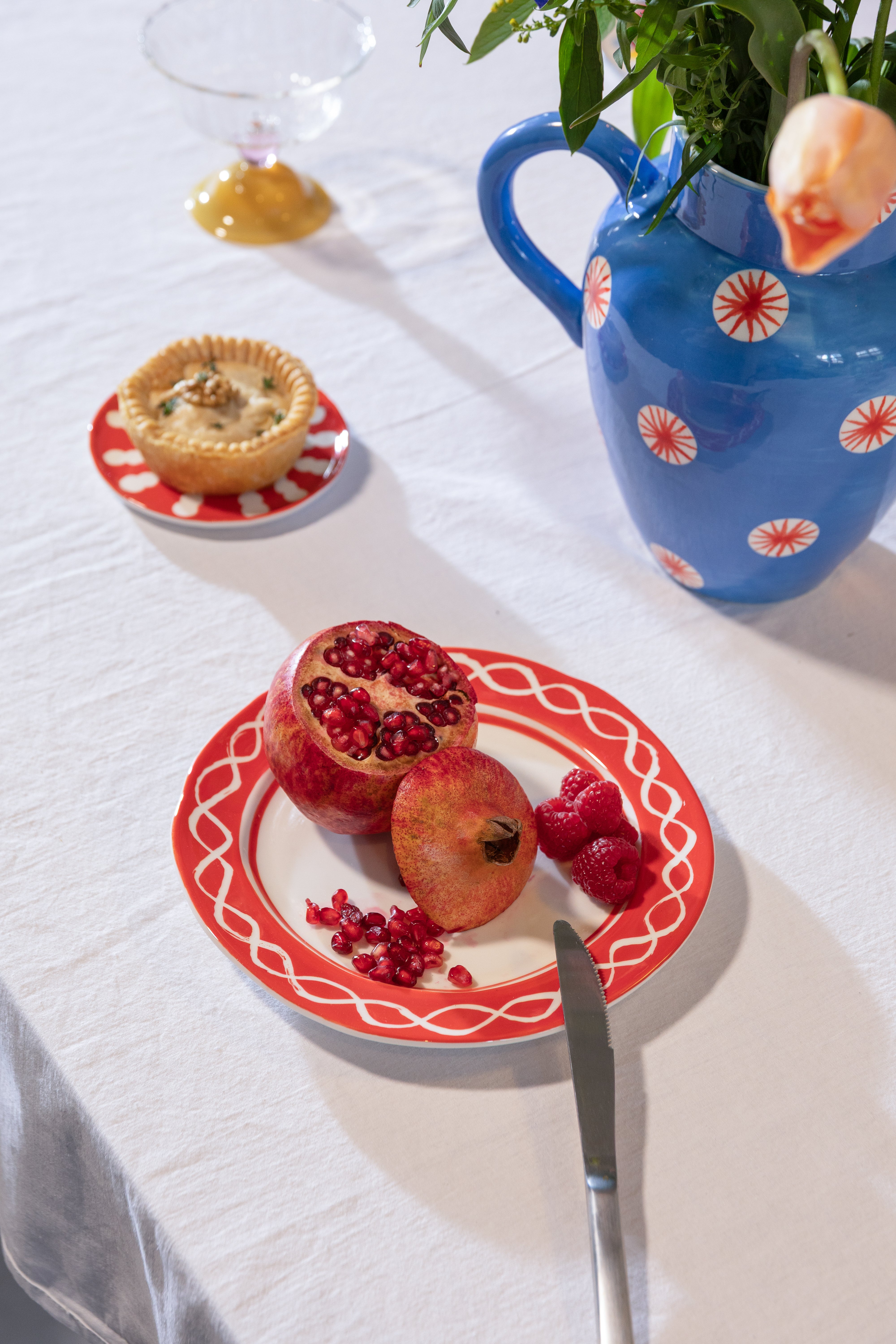 FESTIVO Breakfast Plate Set Red and White Porcelain