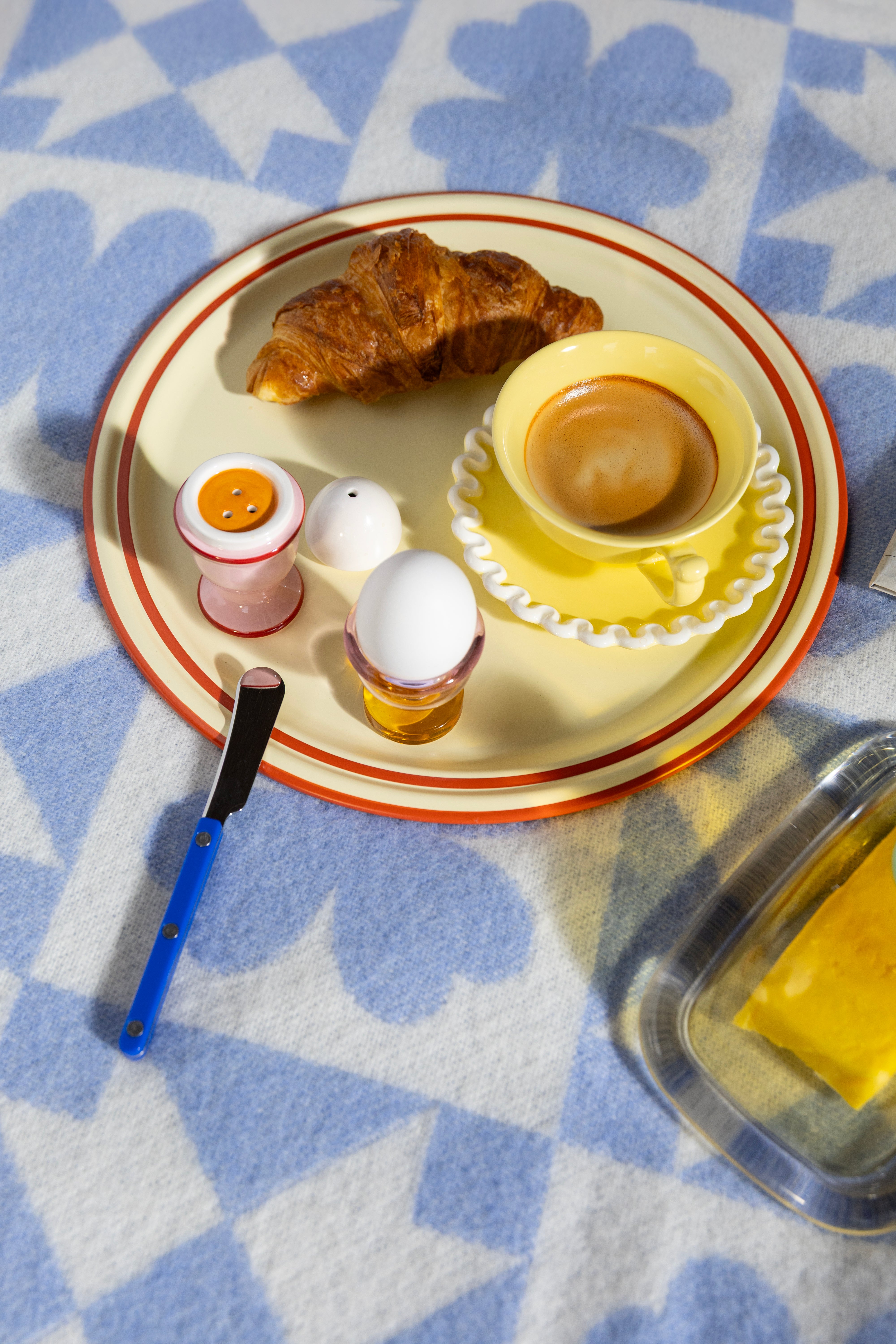 Zout- en peperstel EGG roze met rood en wit