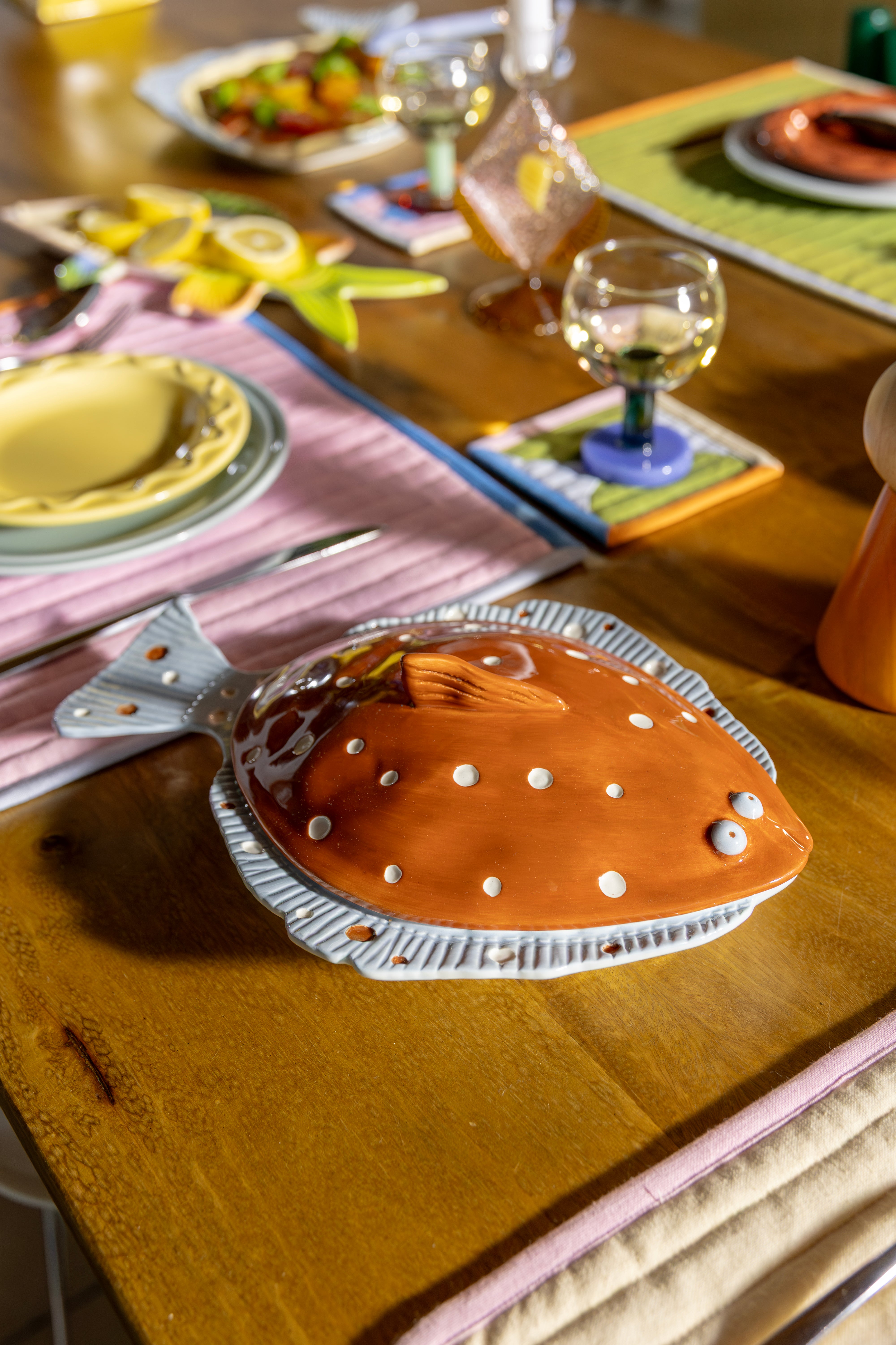 Brauner Teller mit Deckel PLAICE in Blau und Weiß