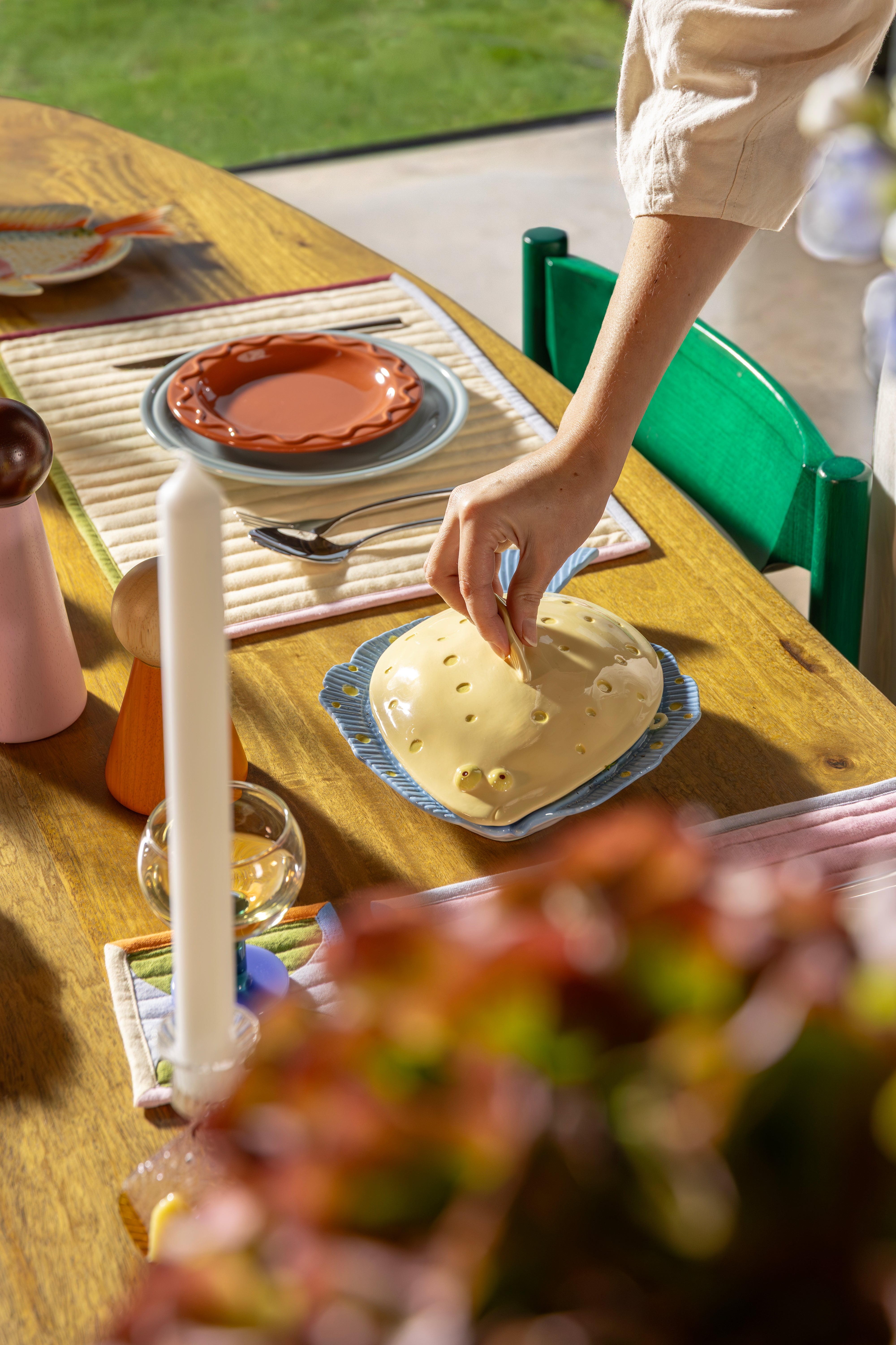 Gelber Teller mit Deckel PLAICE in Blau
