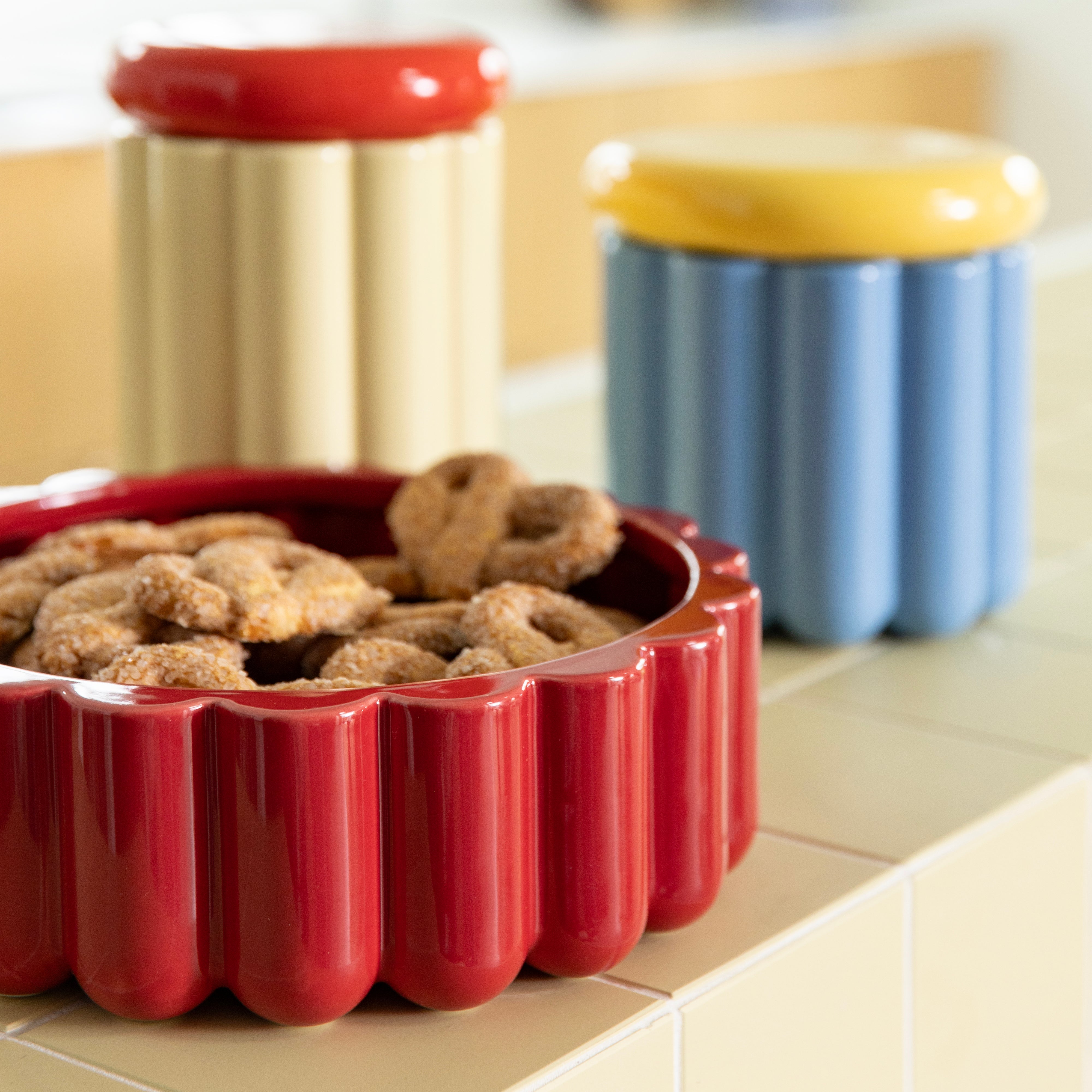 Opbergdoos CHARLO geel met een rode deksel