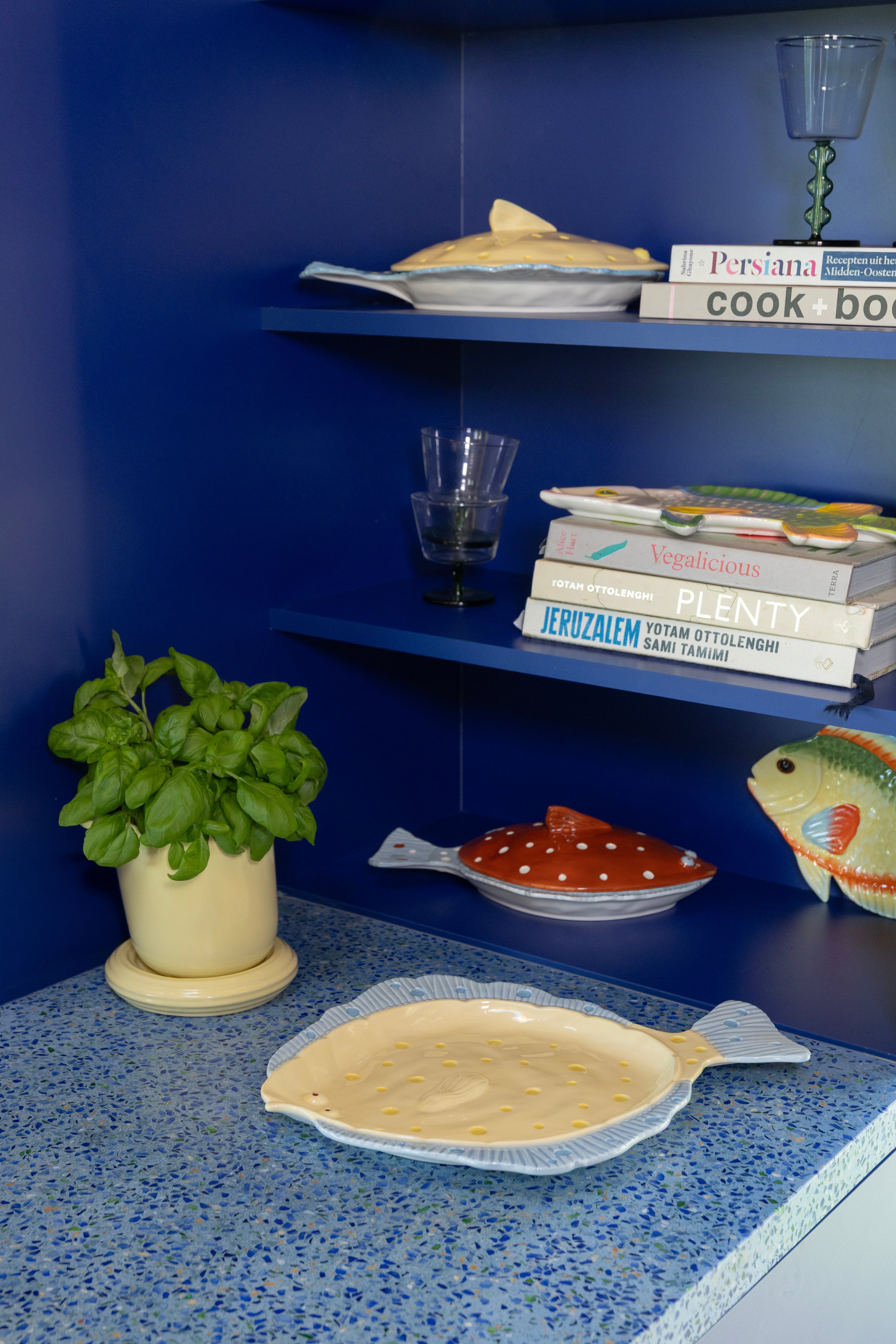 Brauner Teller mit Deckel PLAICE in Blau und Weiß