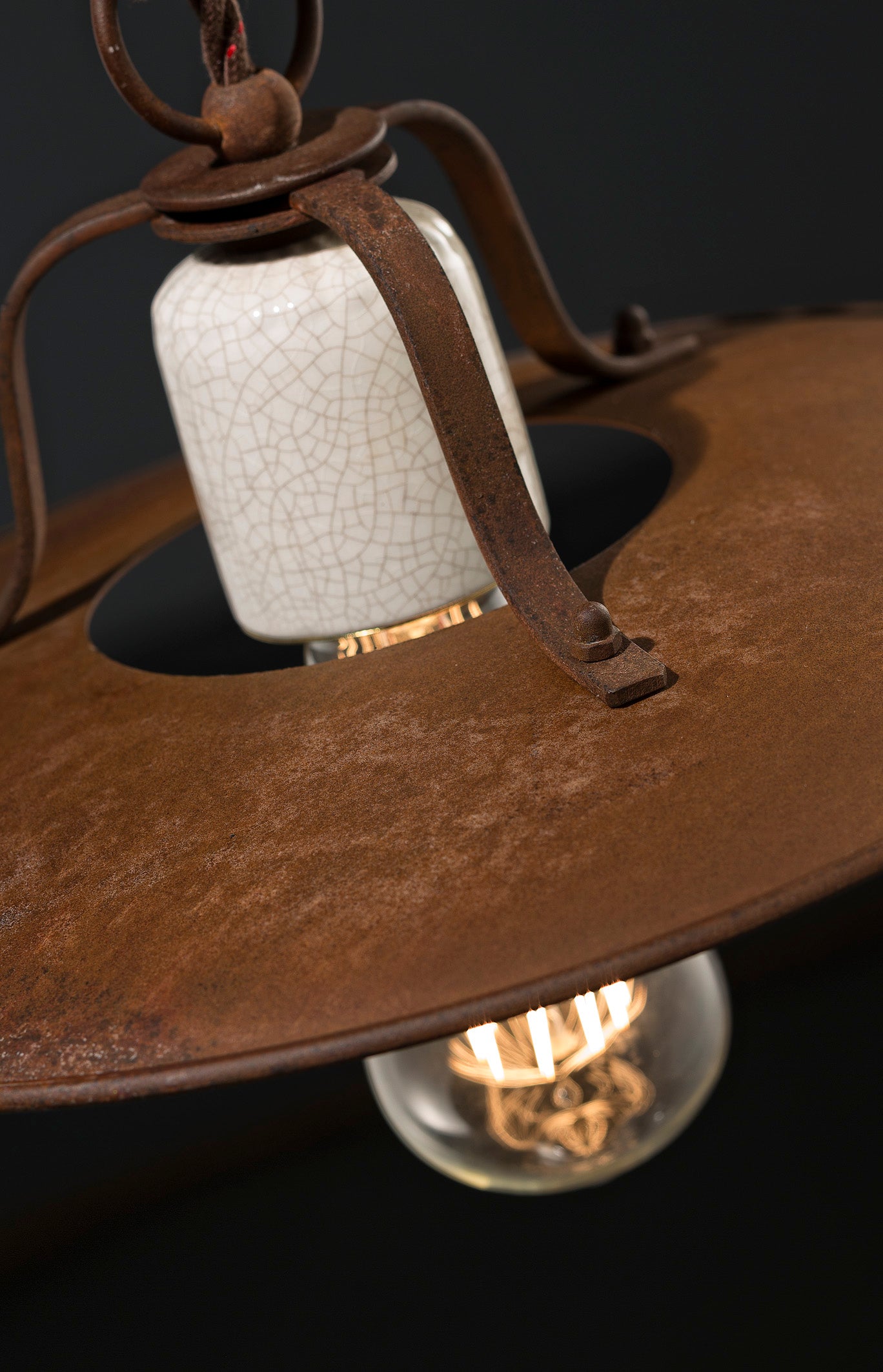 Roestige keramische en ijzeren GRUNGE kroonluchter met crème craquelé-effect