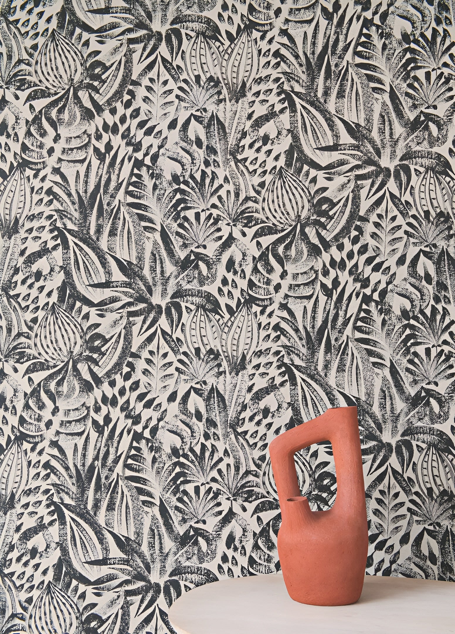 Textile wallpaper with a floral and leaf pattern FOLIAGE - NOIR black