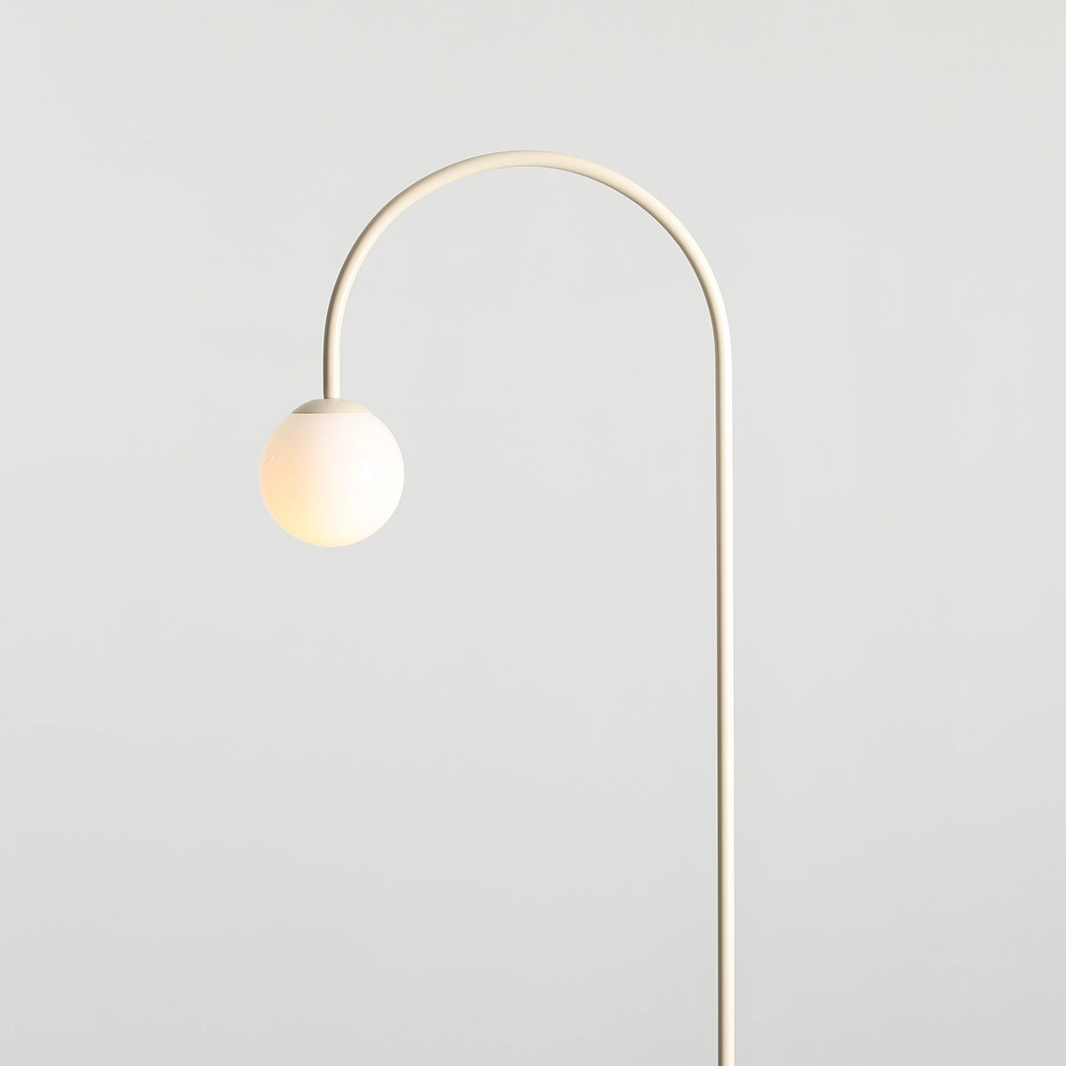 UNA cremefarbene Stehlampe