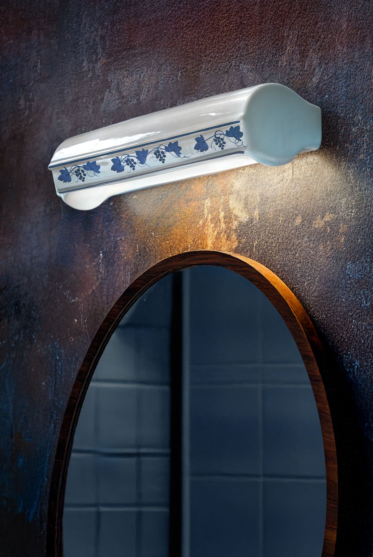 White ceramic wall lamp TRIESTE with blue pattern