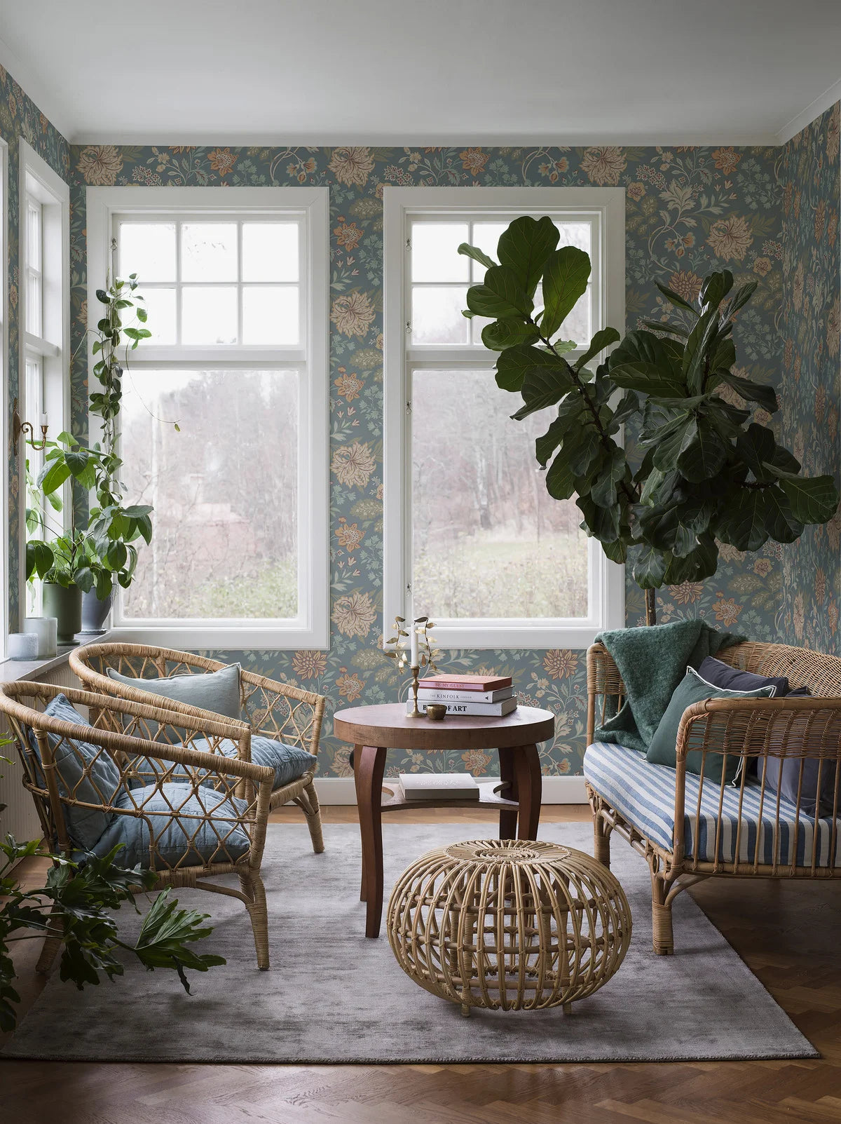 Vlies-Tapete mit pflanzlichem Muster ALICIA blau mit grünem