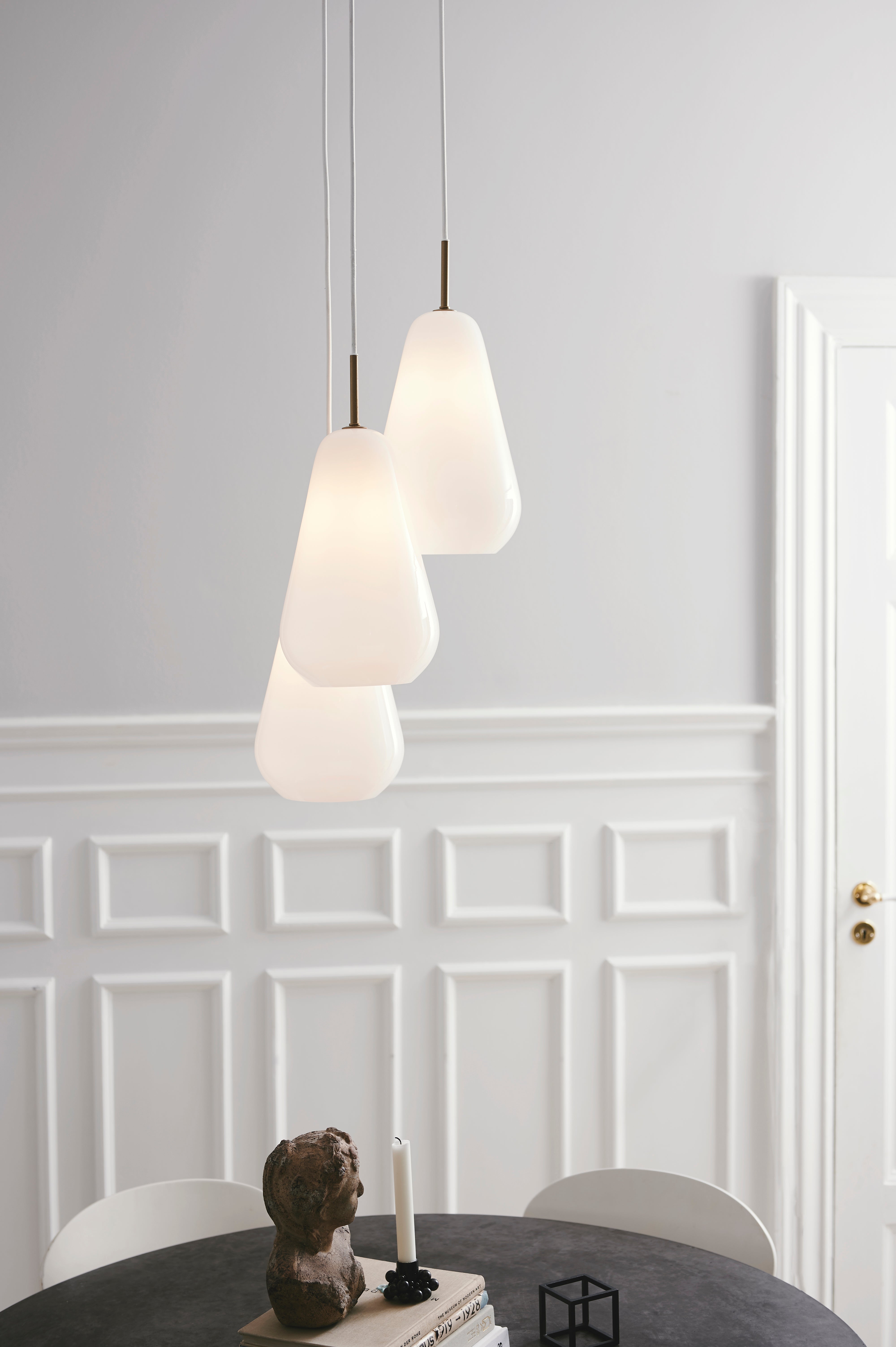 Lampa wisząca ANOLI 3 złoty z opalowym szkłem – Nuura