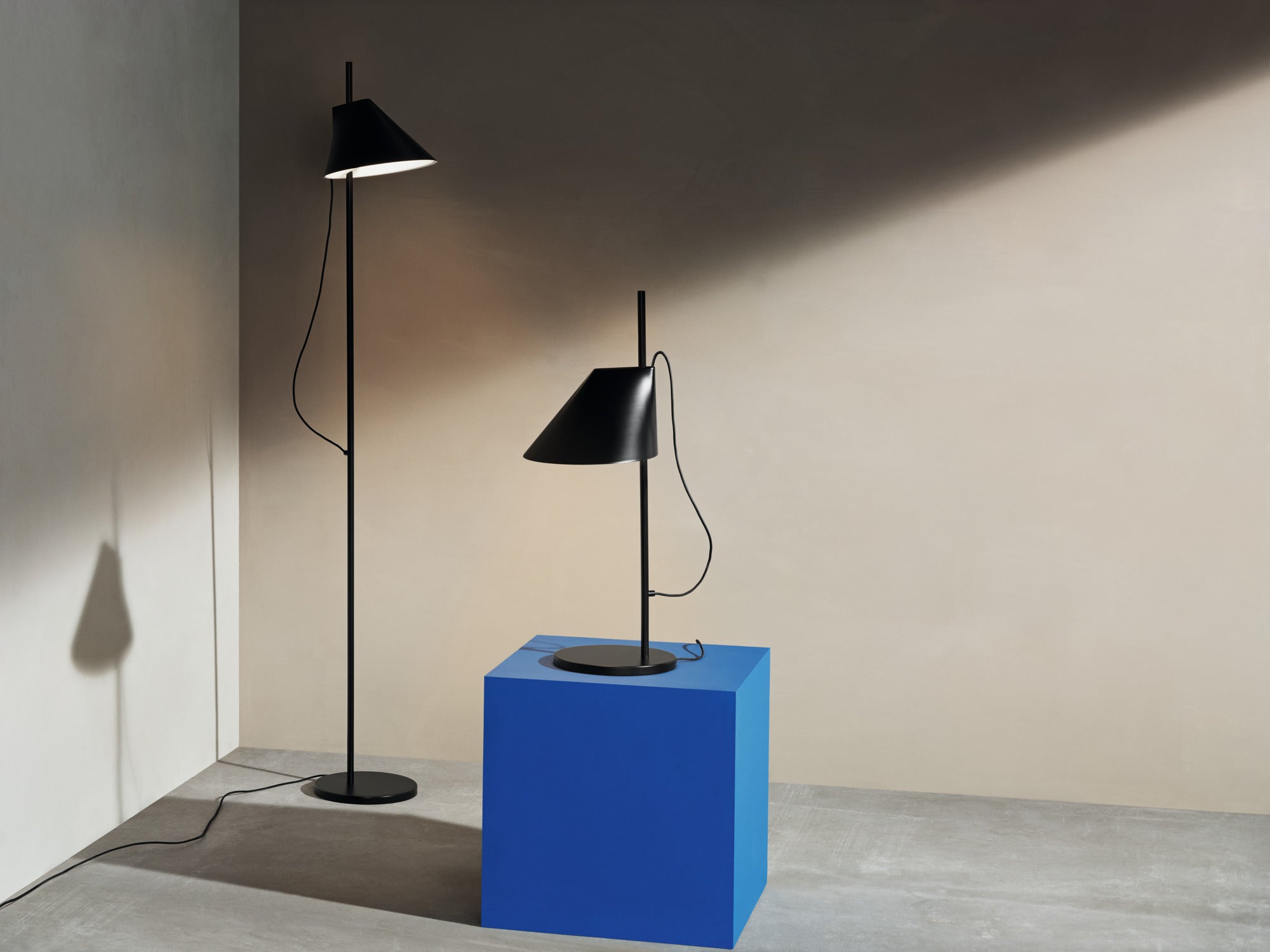 Lampa stołowa YUH czarny – styl minimalistyczny