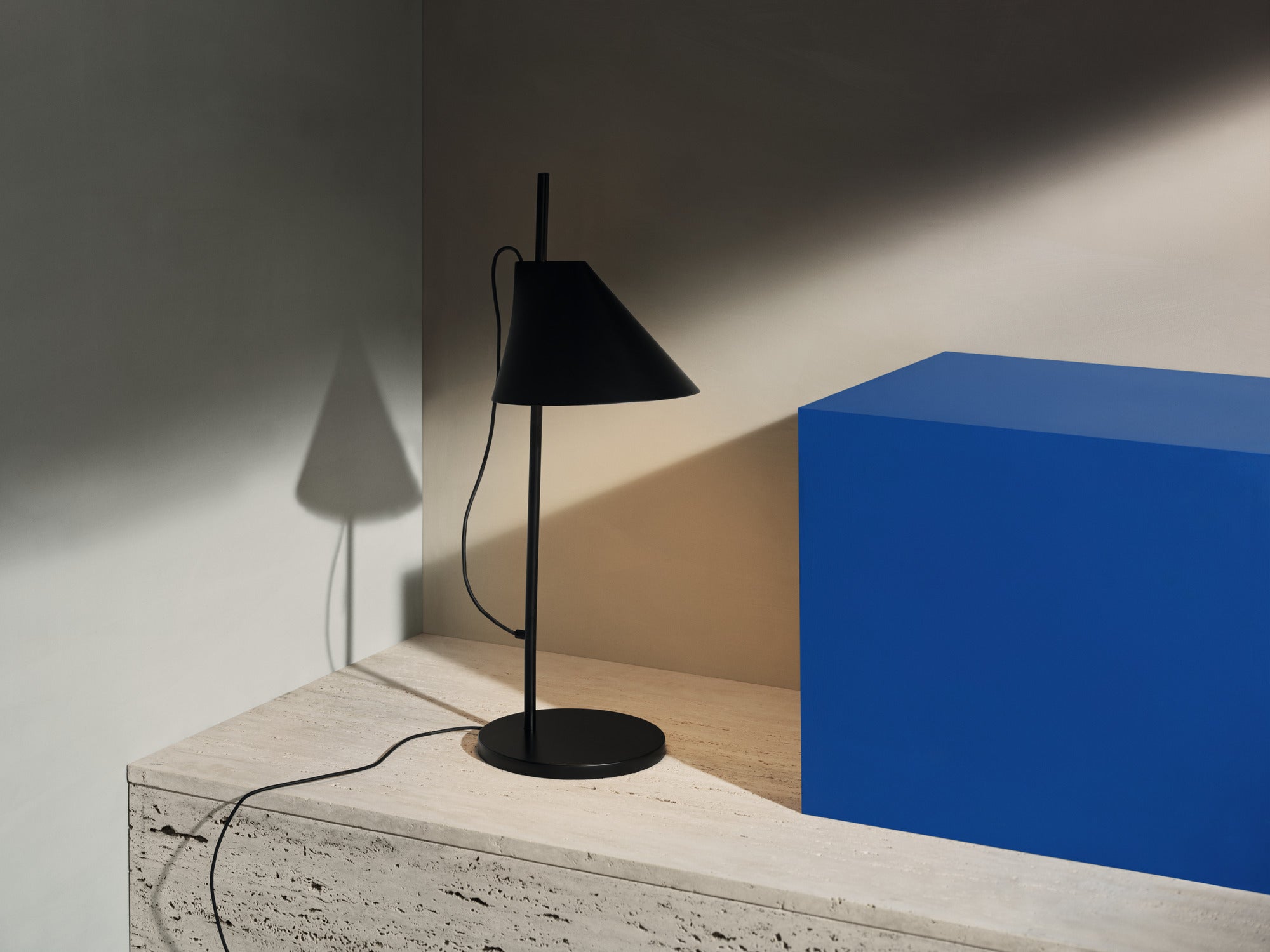 Lampa stołowa YUH czarny – marmur, Louis Poulsen