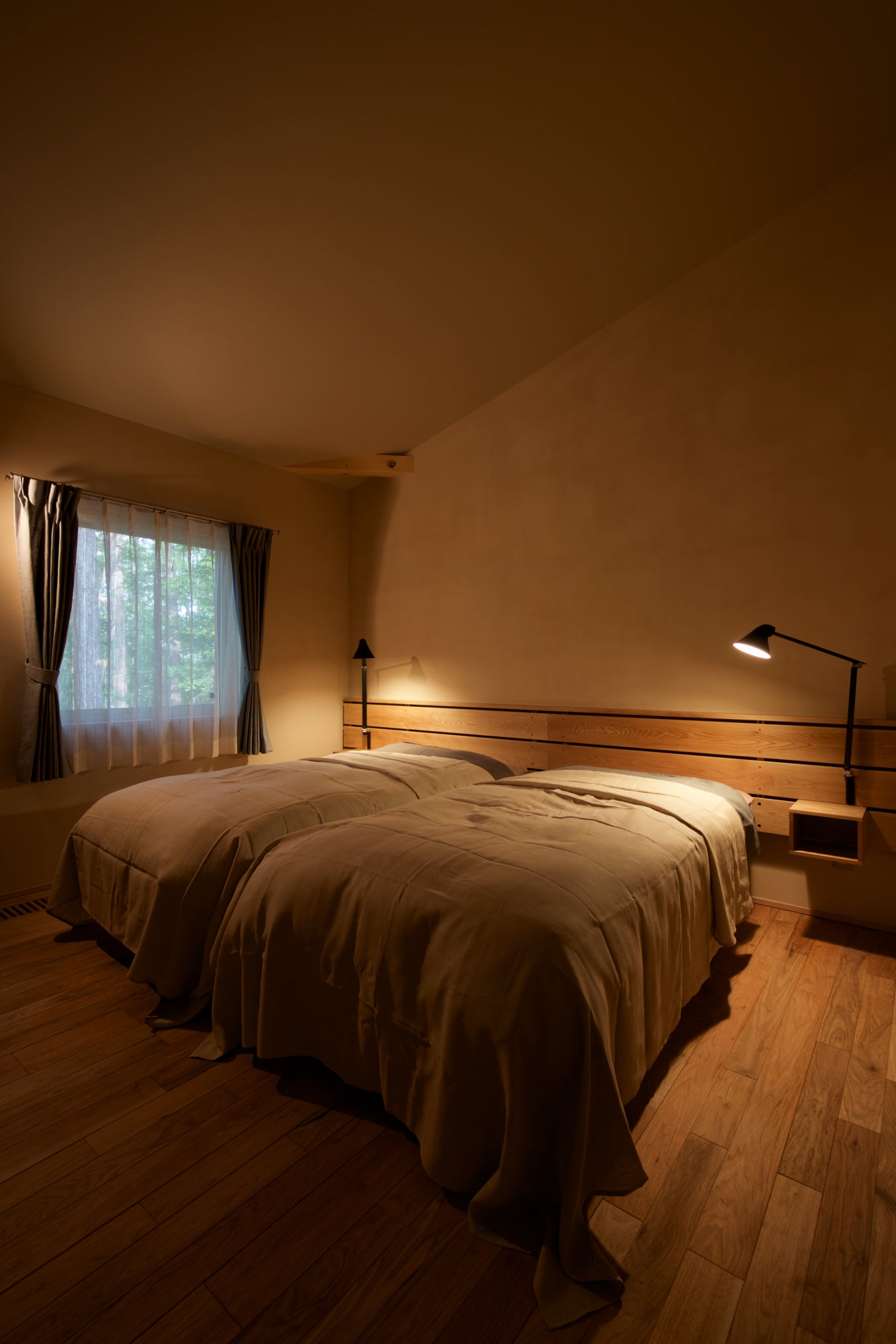 Zwarte wandlamp met verstelbare arm NJP