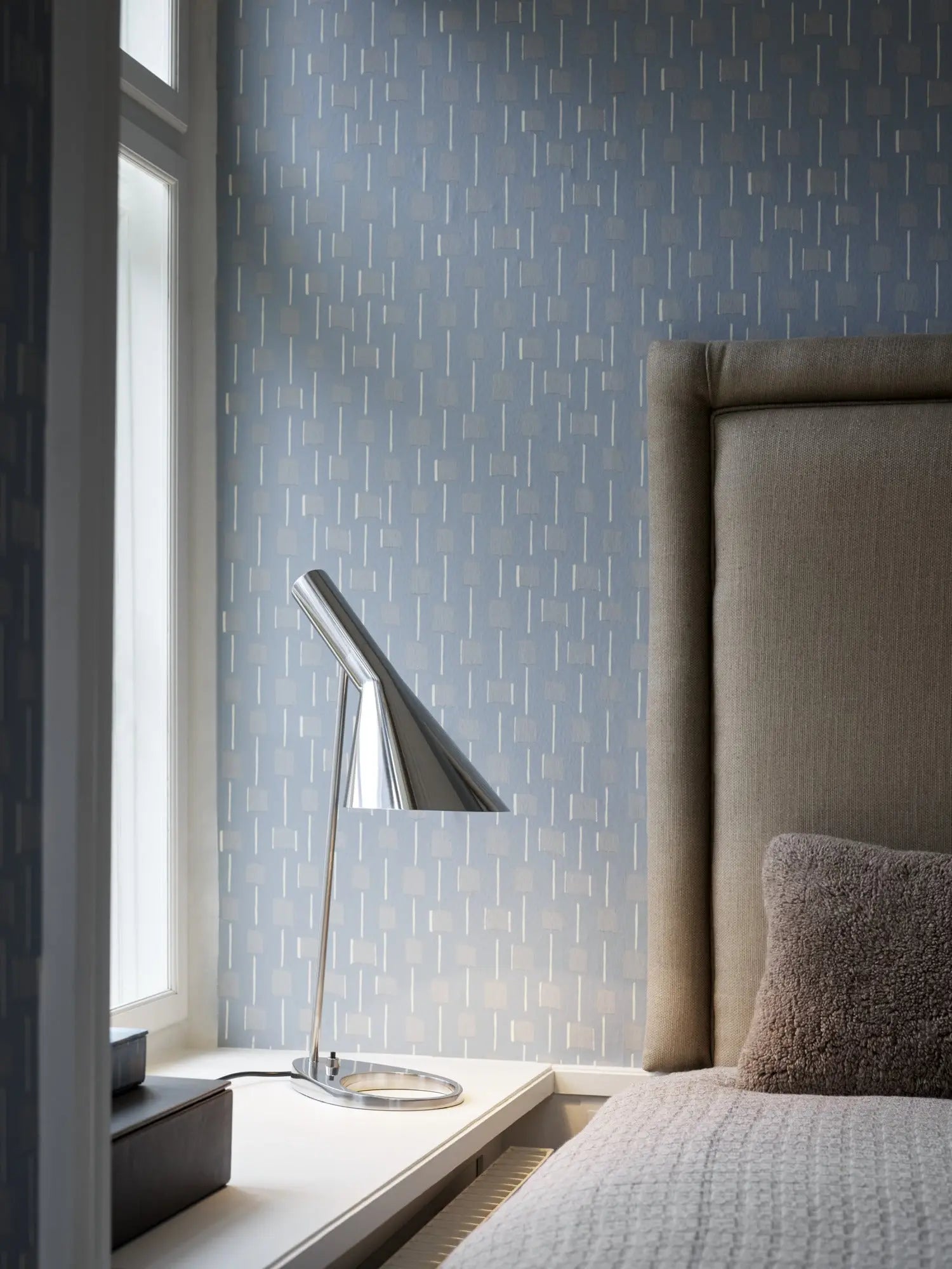 Lampa stołowa AJ polerowana stal nierdzewna – styl skandynawski