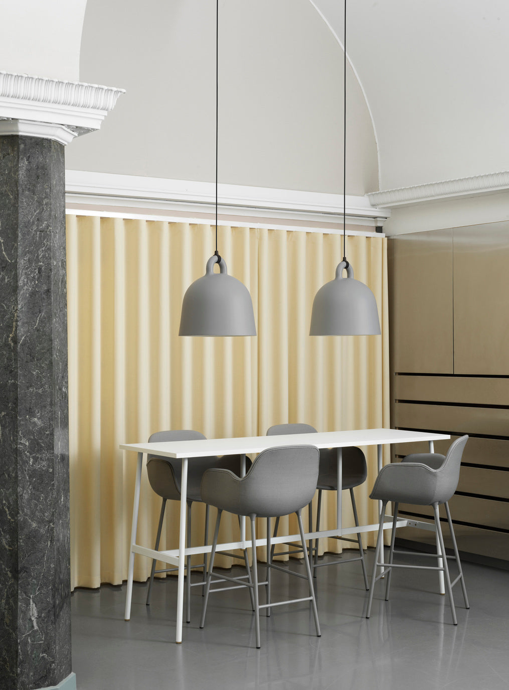 Bar chair upholstered with armrests of forms with a burgundy base