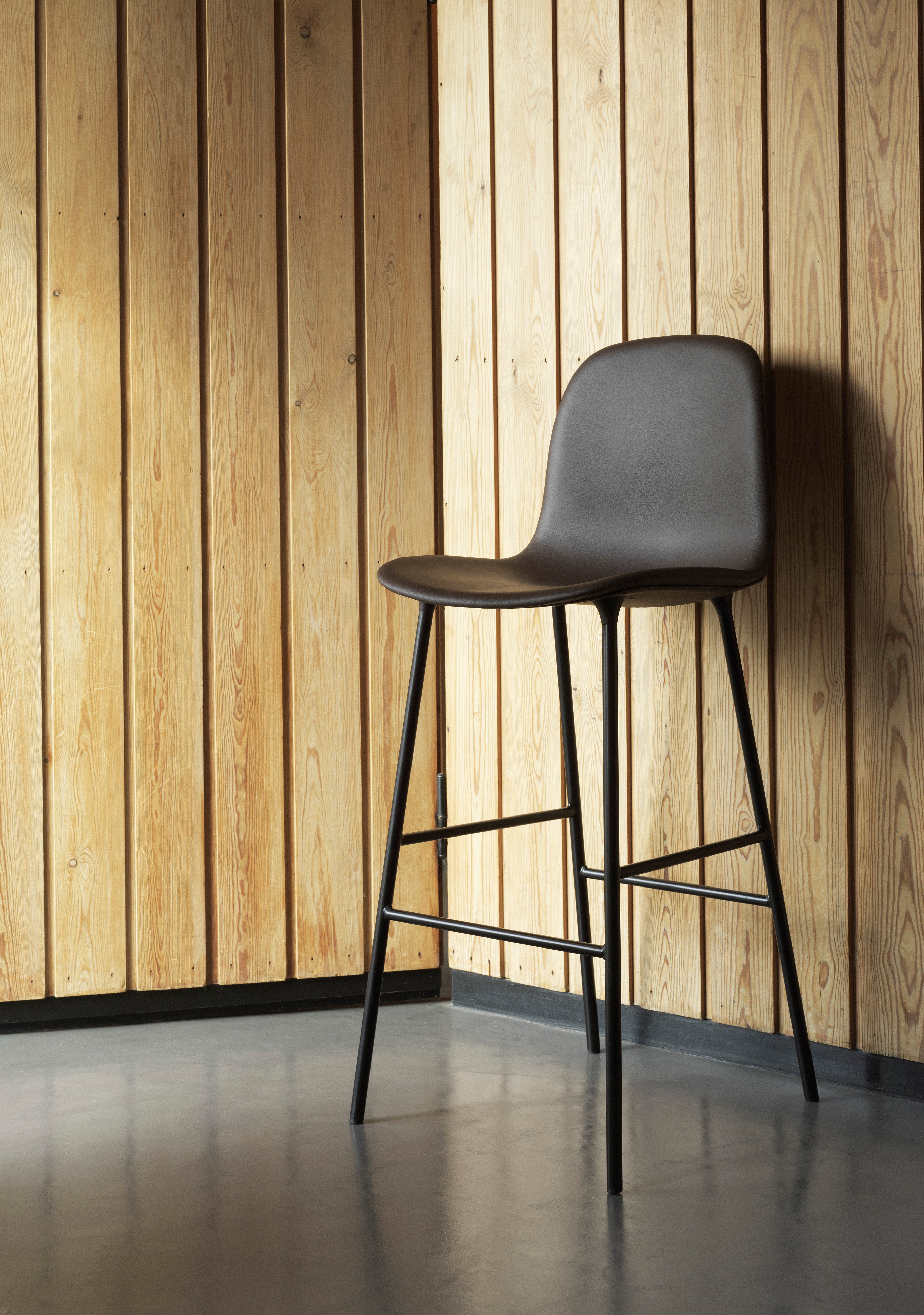 Krzesło barowe FORM czarny – Normann Copenhagen