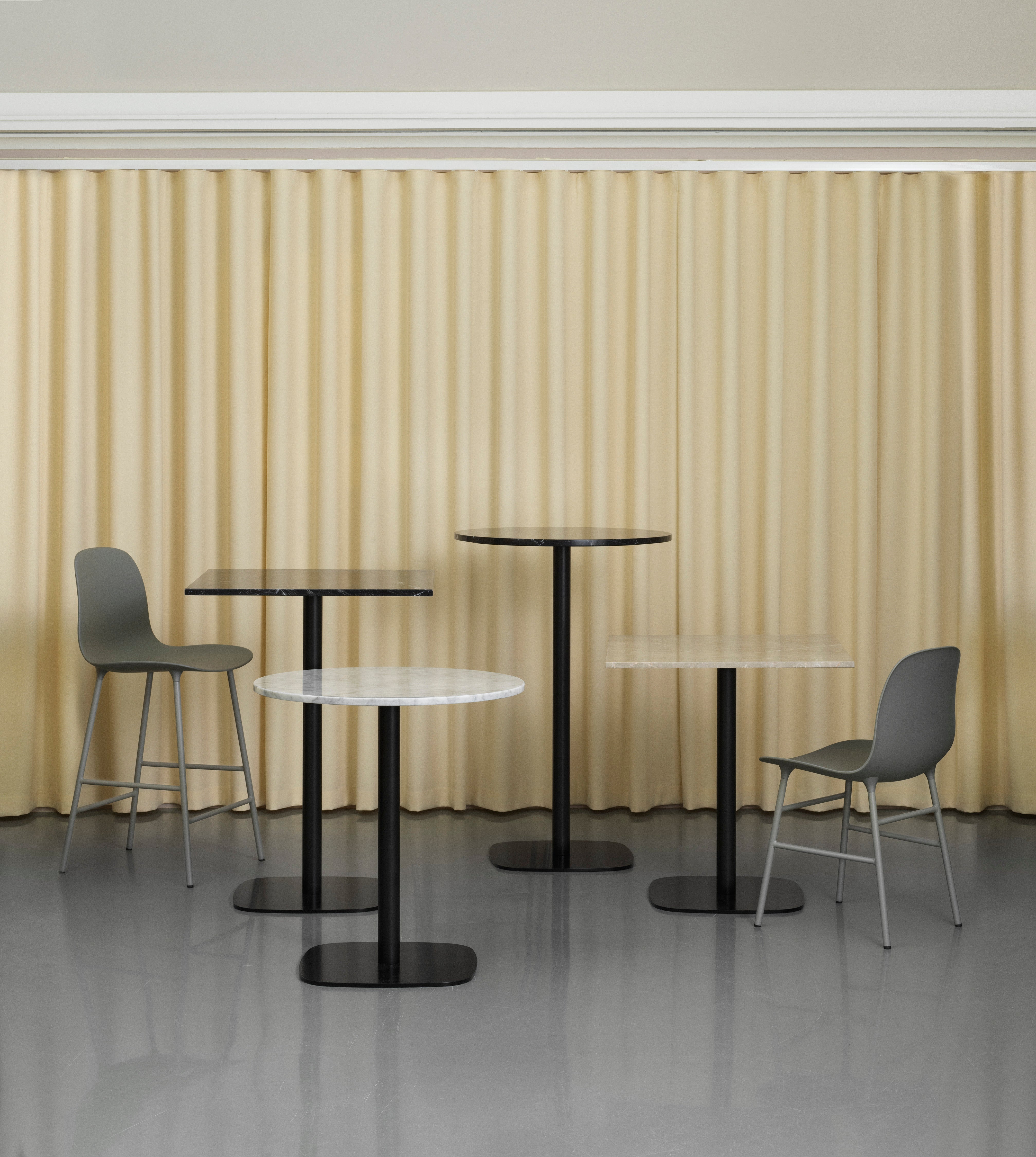 Caffered Table Round Fors Fors Marmor White Top mit einer schwarzen Basis