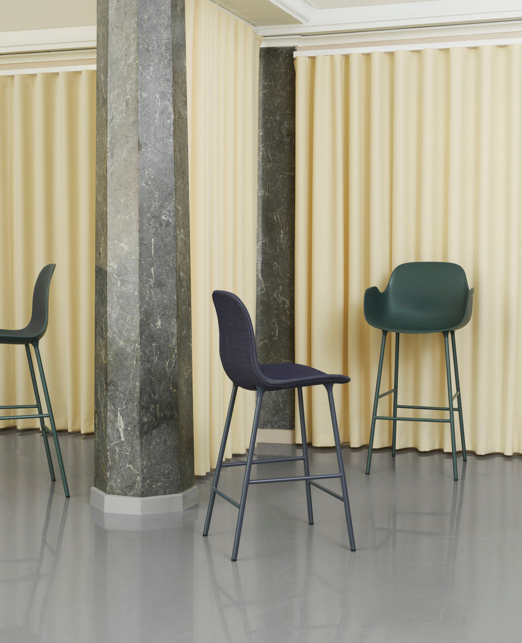 Krzesło barowe FORM szary do jadalni – Normann Copenhagen