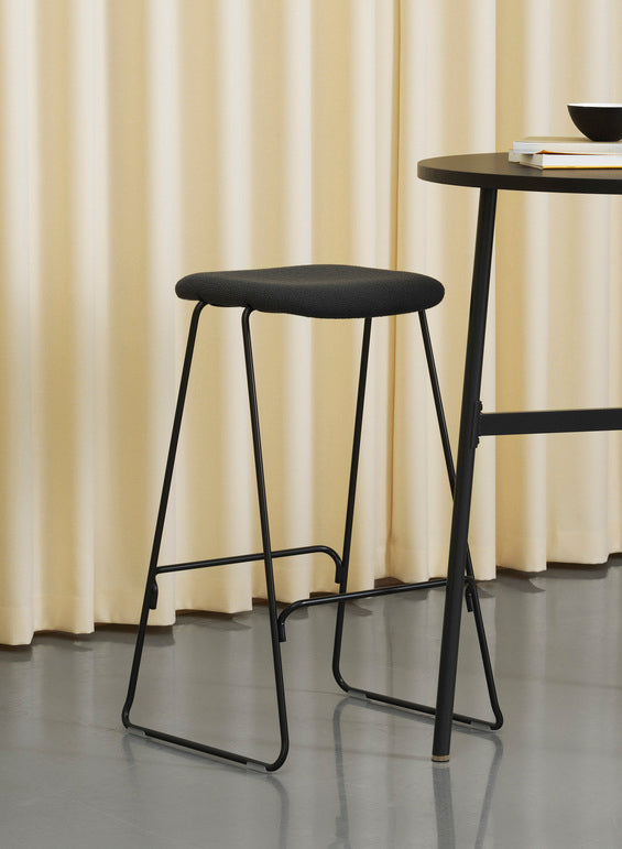 Barstuhl nur eine natürliche Eiche mit einer schwarzen Basis