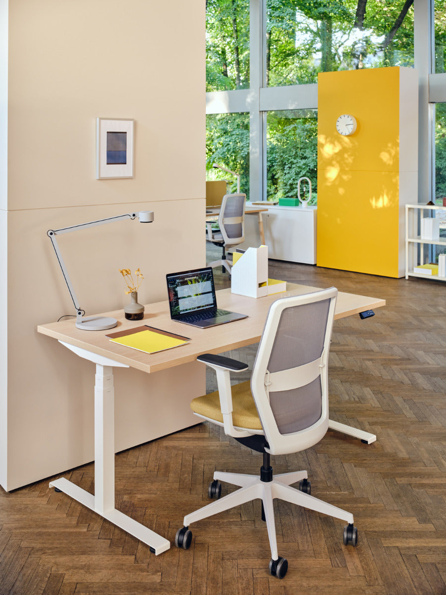 Fauteuil met geperforeerde rugleuning EVO, verstelbare basis met wielen voor harde oppervlakken