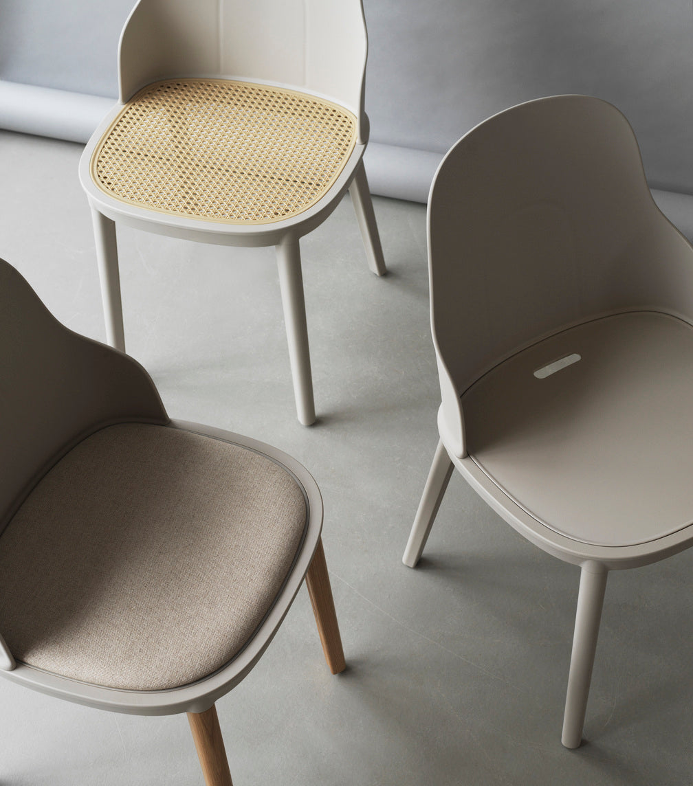 Sunbrella Canvas White Allez Stuhl mit einer Eichenbasis