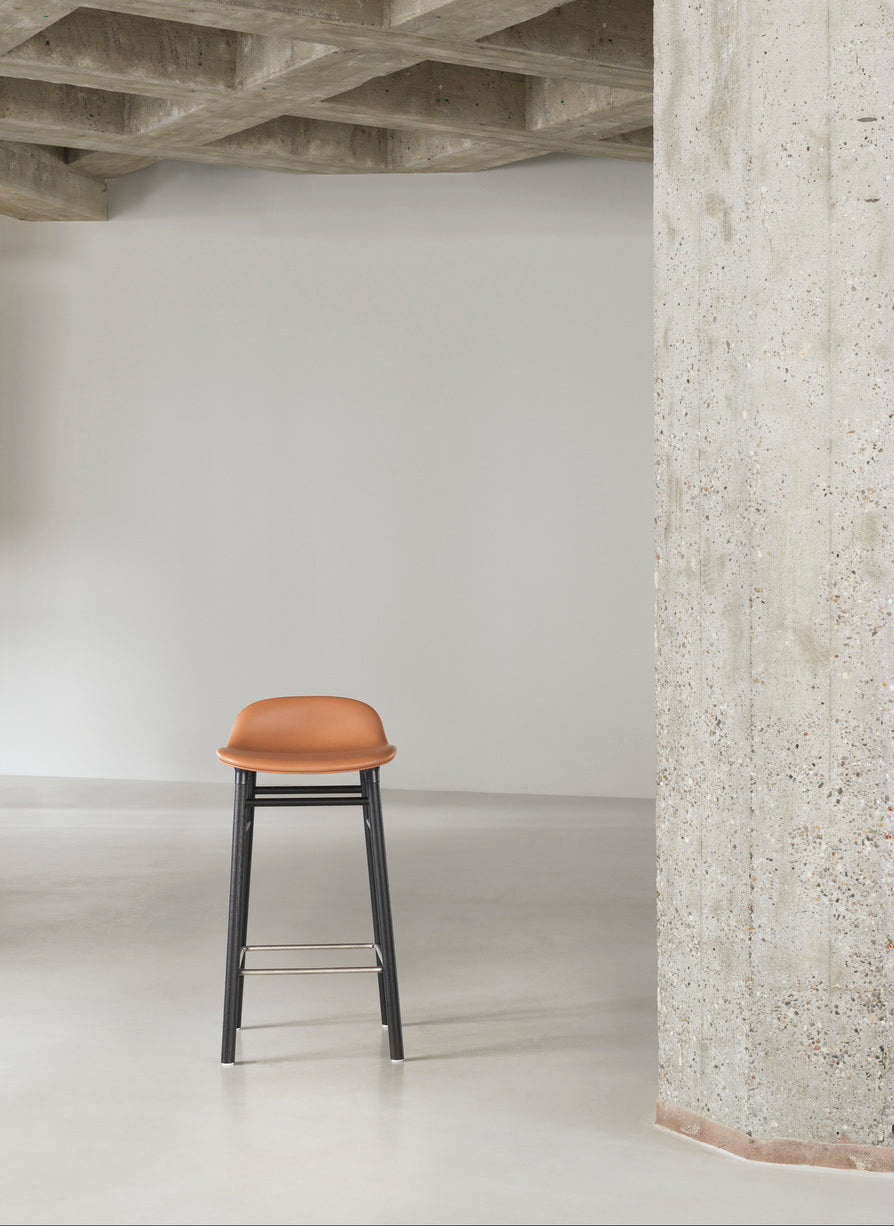 Hocker FORM crème met zwarte eiken basis