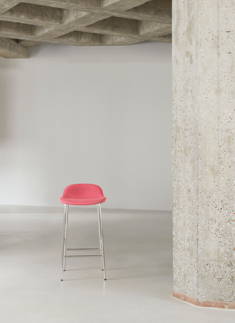 Gestoffeerde hocker FORM met lichtgrijze basis