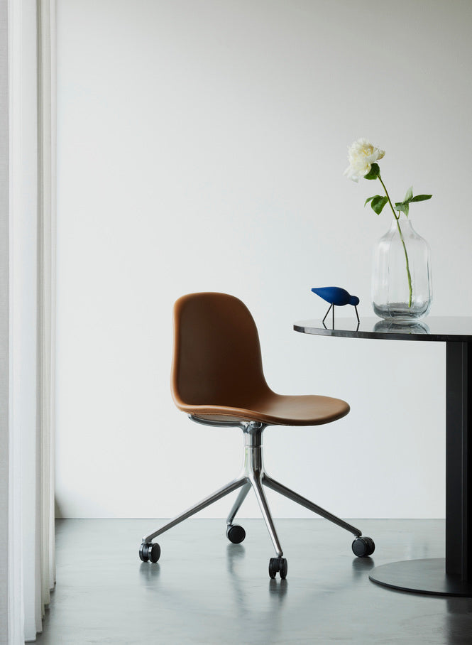 4W Black Form Office chair with an aluminum base on wheels