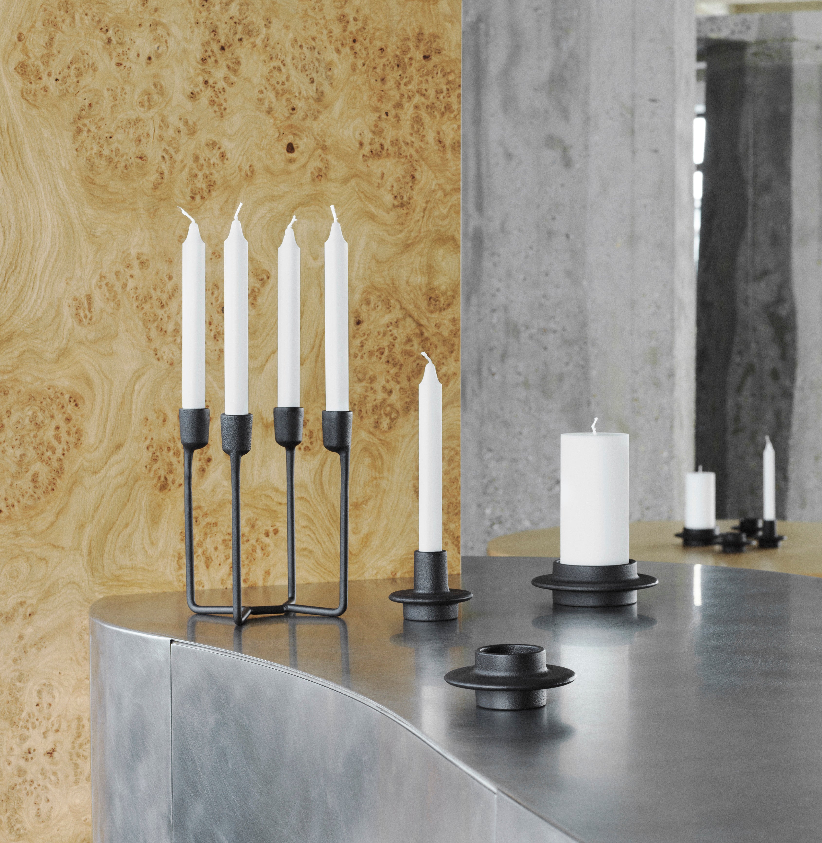 Vierarmiger HEIMA CANDLESTICK Kerzenhalter aus schwarzem Gusseisen