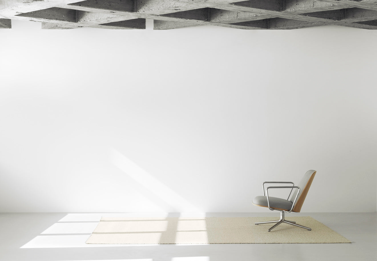 Rotationsessesselblock niedriger schwarzer Aschefurnier mit verstellbarer schwarzer Basis