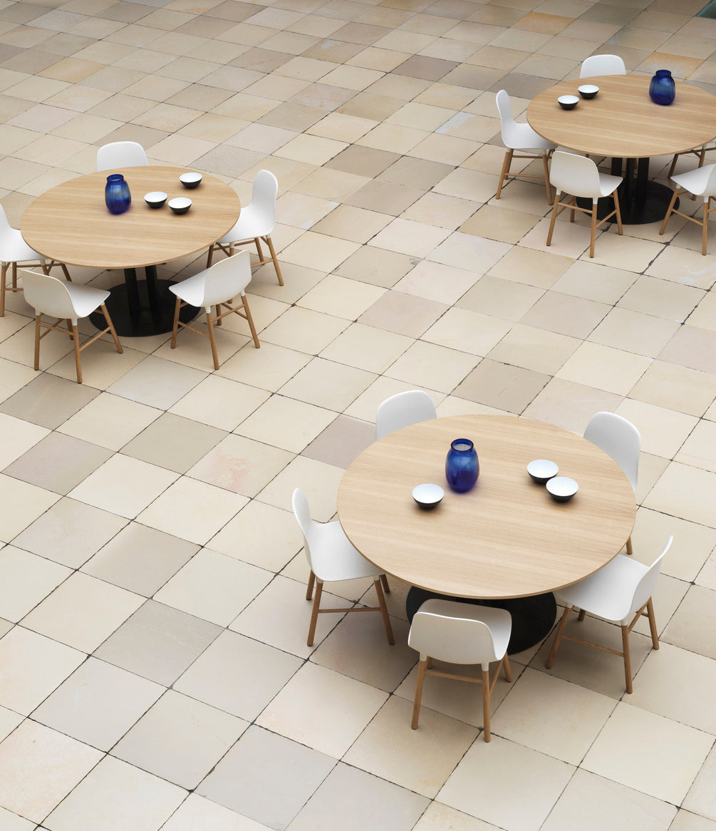 Rundtisch Scala furniert oben mit einer schwarzen Basis