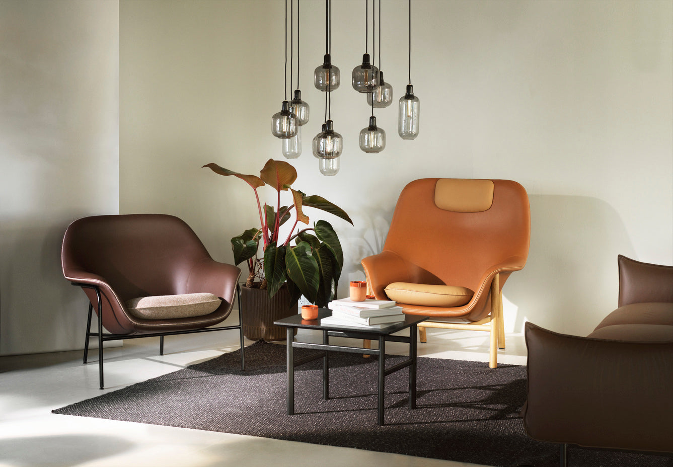 Fotel DRAPE HIGH z czarną metalową podstawą, marka Normann Copenhagen