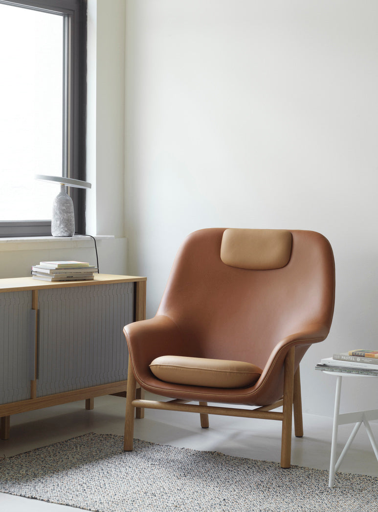 Fotel DRAPE HIGH W. HEADREST z dębową podstawą do salonu – Normann Copenhagen
