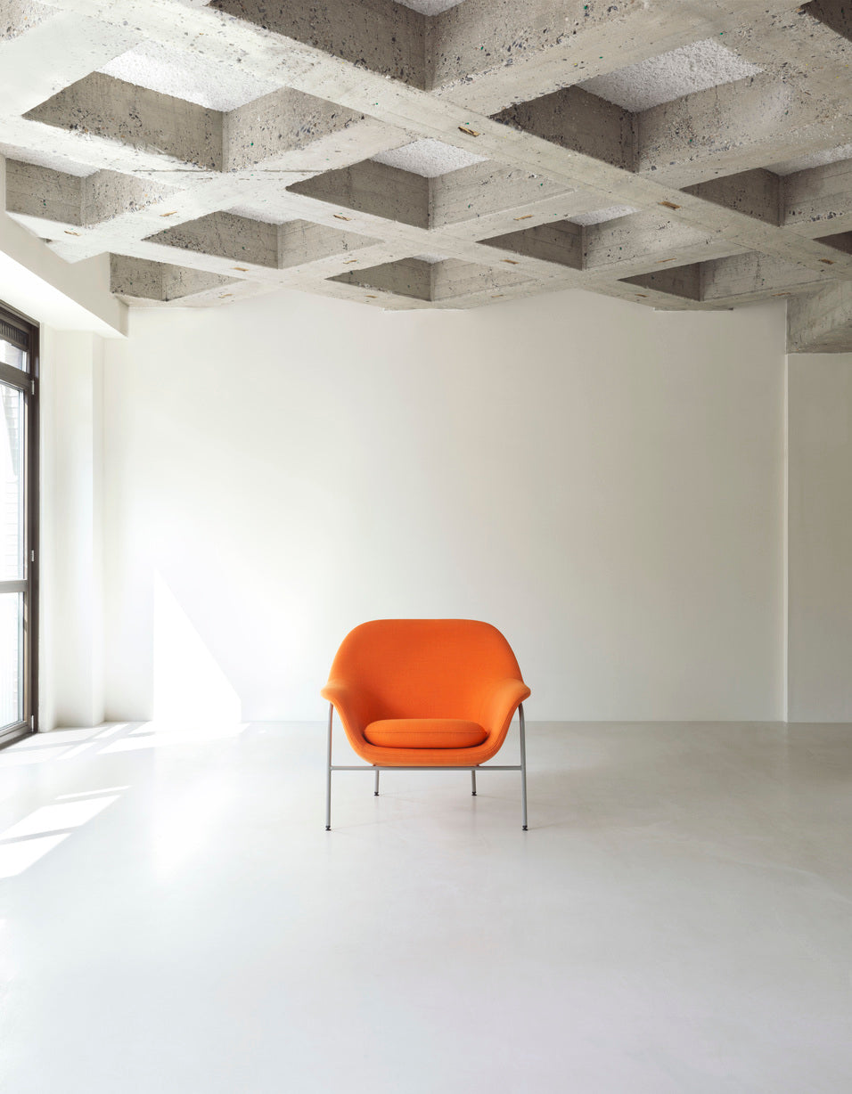 Fotel DRAPE HIGH z czarną metalową podstawą do salonu – Normann Copenhagen
