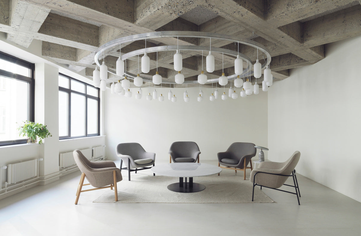 Fotel DRAPE HIGH z czarną metalową podstawą do salonu
