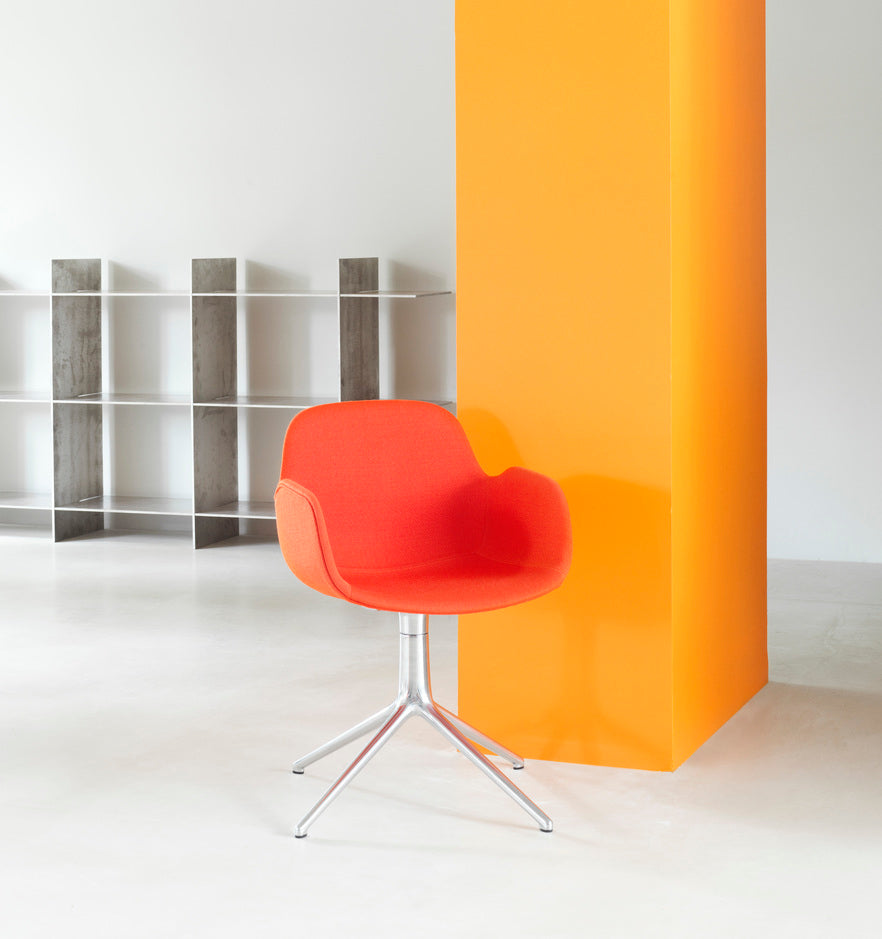 Office chair with 4l cream armrests with an aluminum base