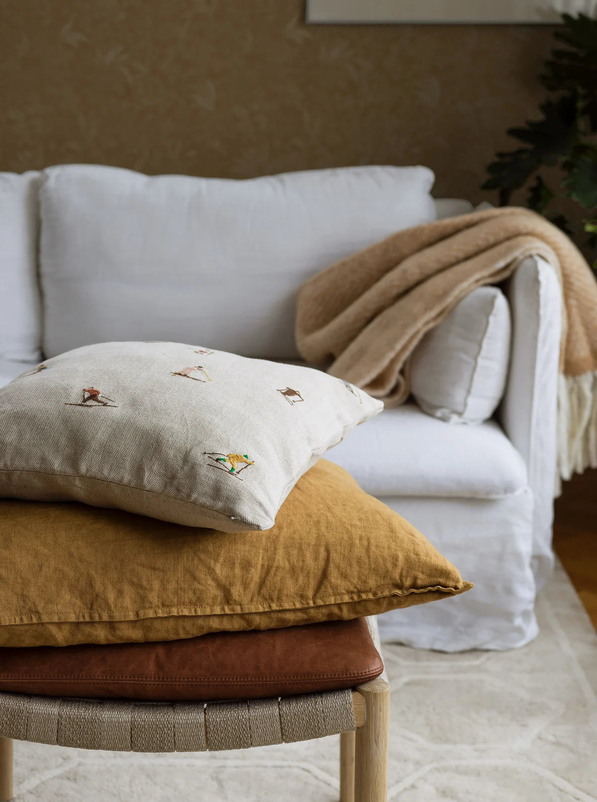 Vliesbehang met plantaal patroon NOCTURNE goud met beige