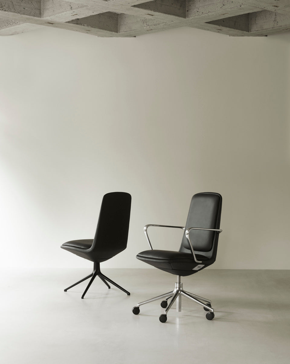 Off Low 4L Polster Office Chair mit einer schwarzen Basis