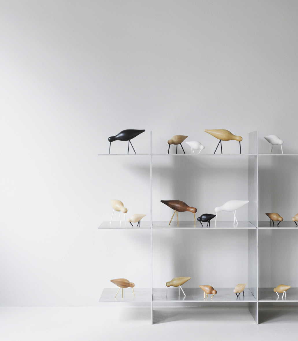 Figurka SHOREBIRD dąb z białymi nóżkami, marka Normann Copenhagen