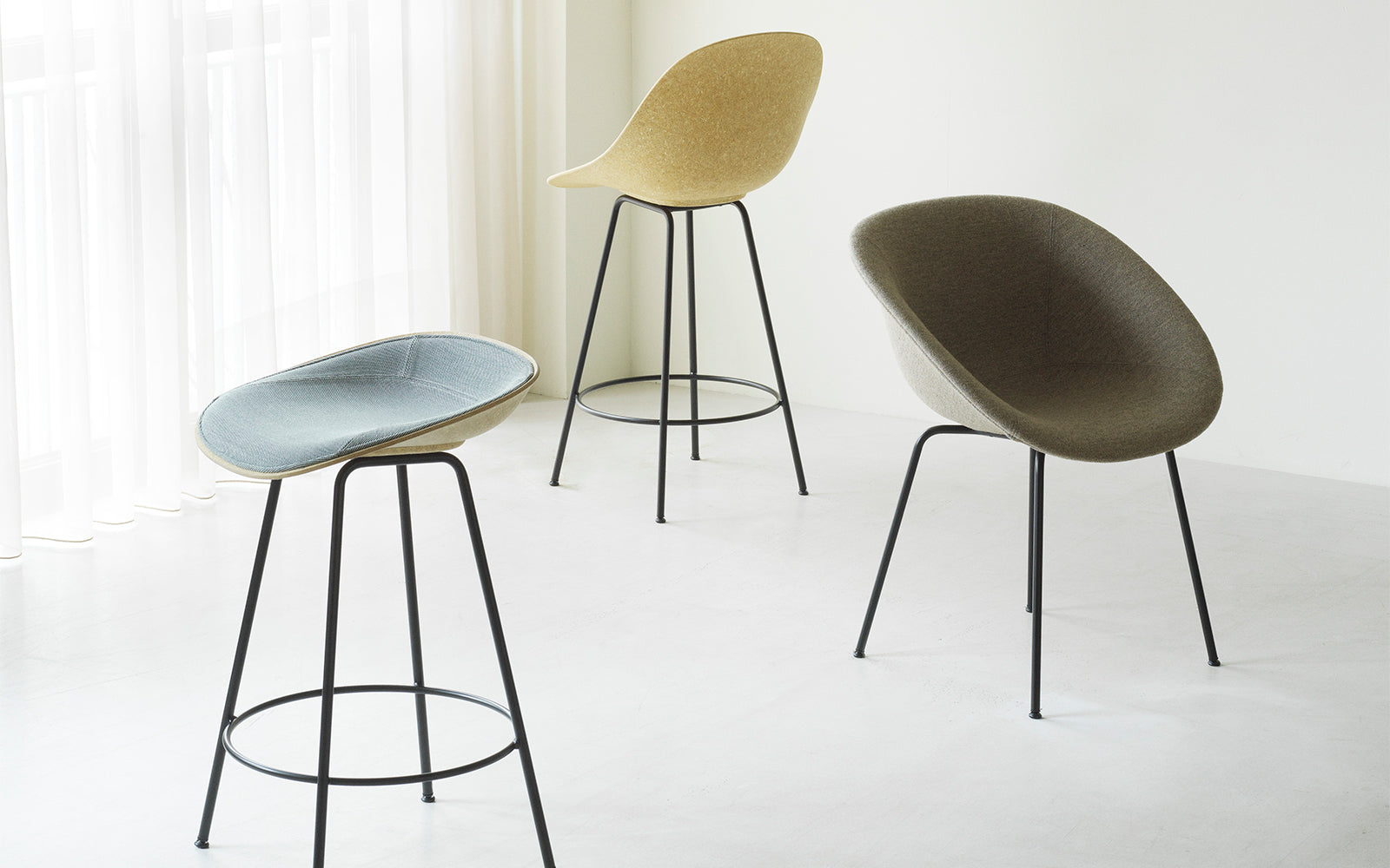 Barkruk MAT ARMCHAIR beige met beukenhouten basis