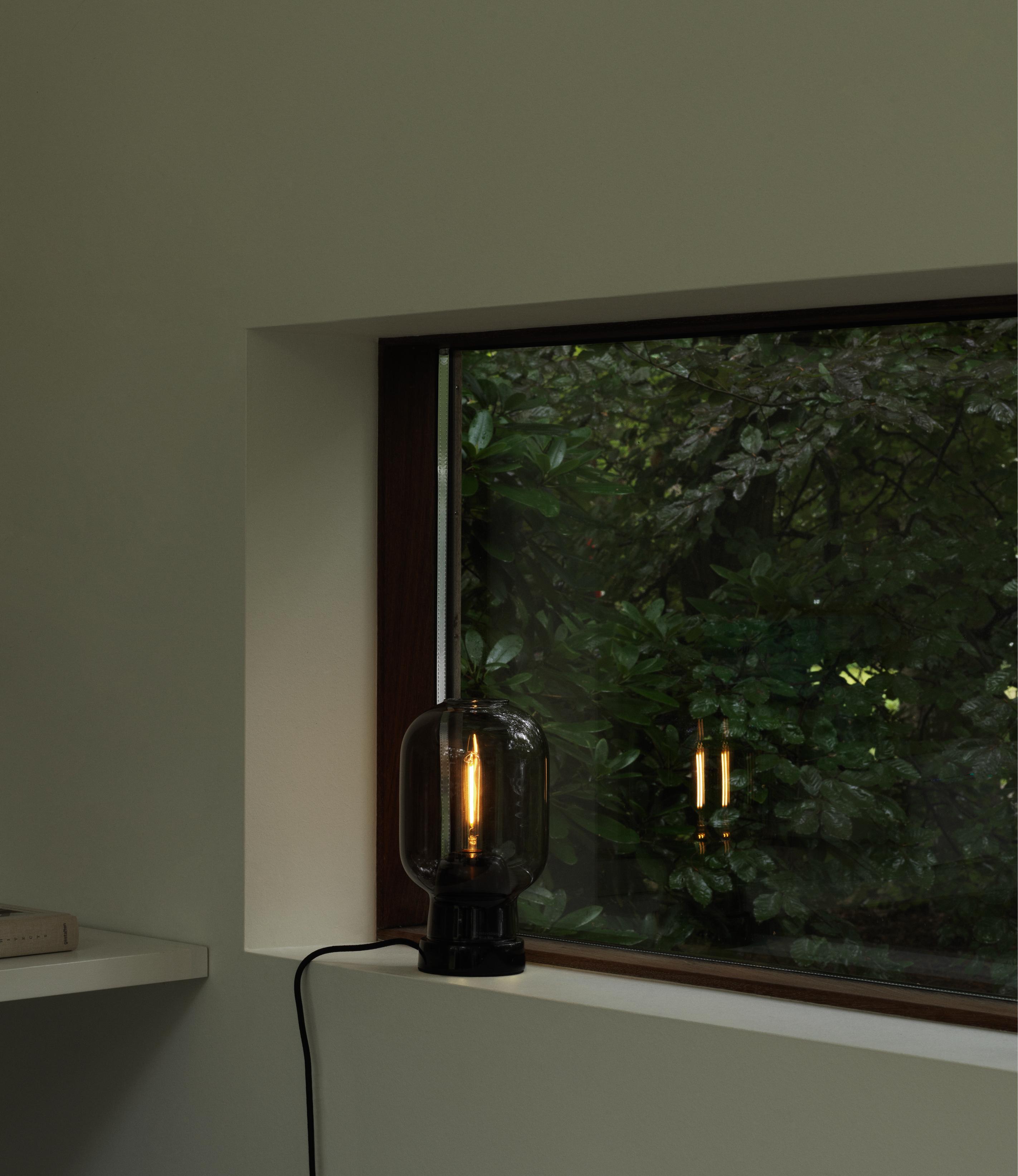 Tafellamp AMP rokerig glas met zwarte marmer