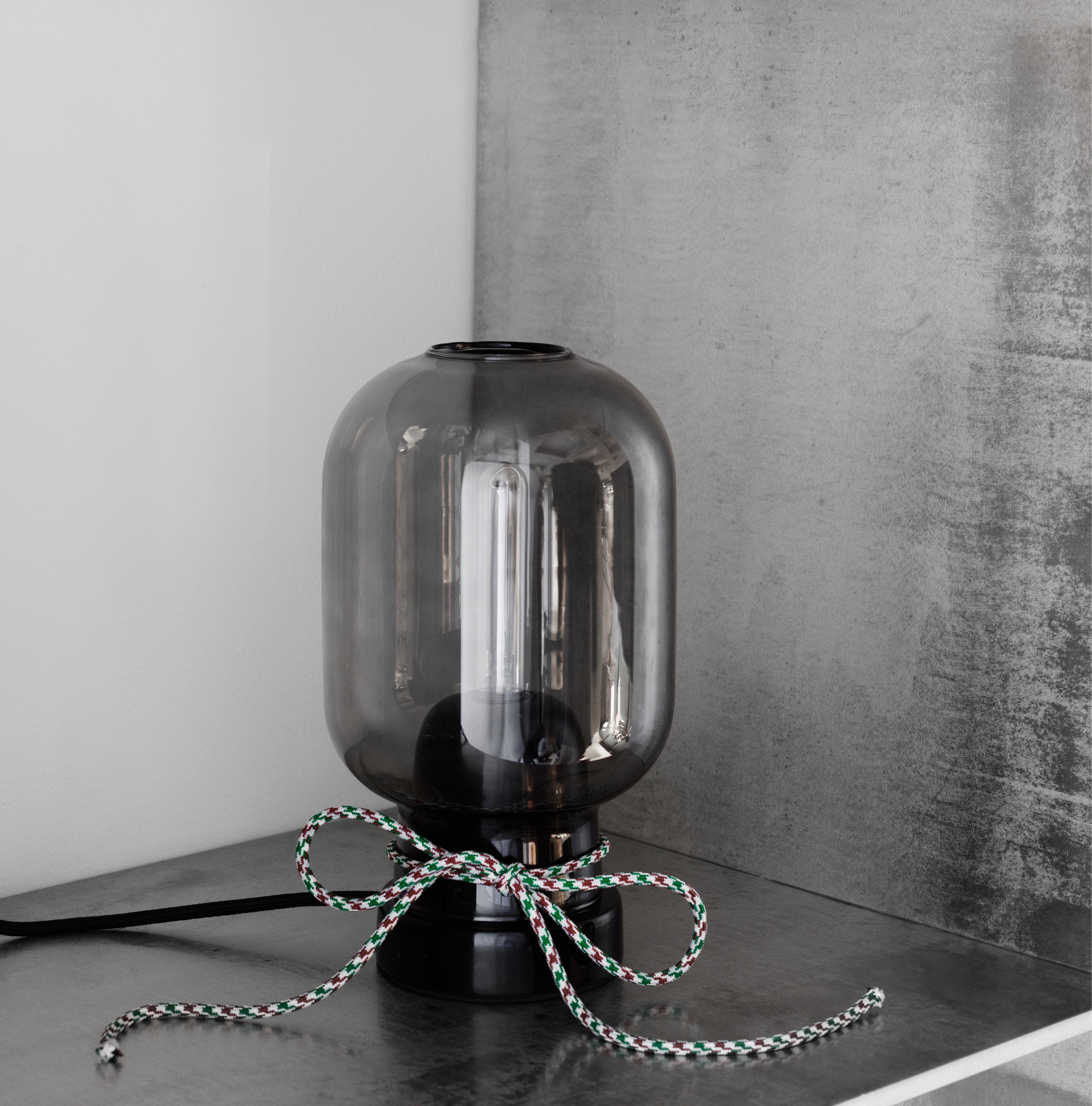 Tafellamp AMP rokerig glas met zwarte marmer