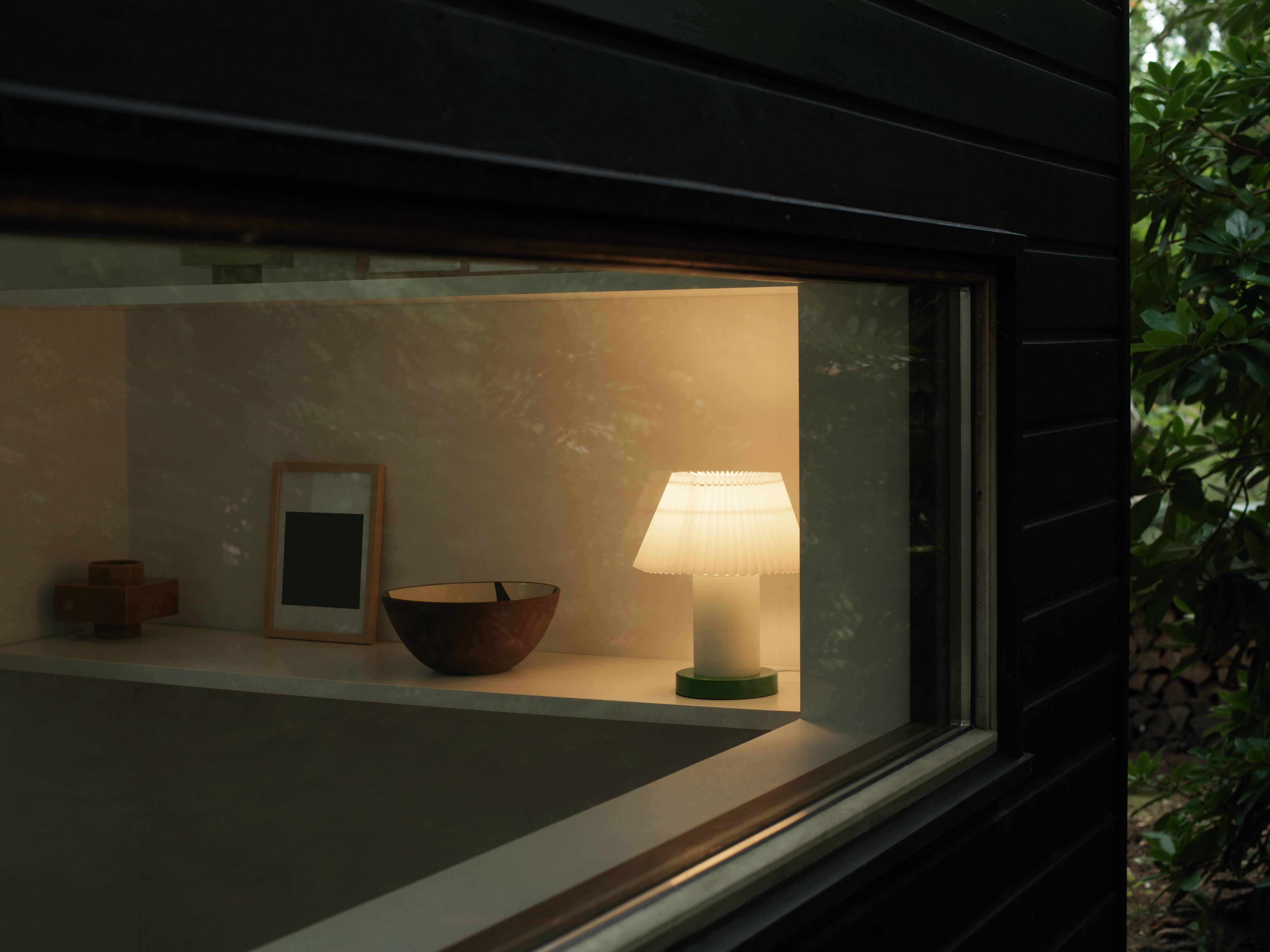 CELLU Tischleuchte weiß mit grünem Sockel