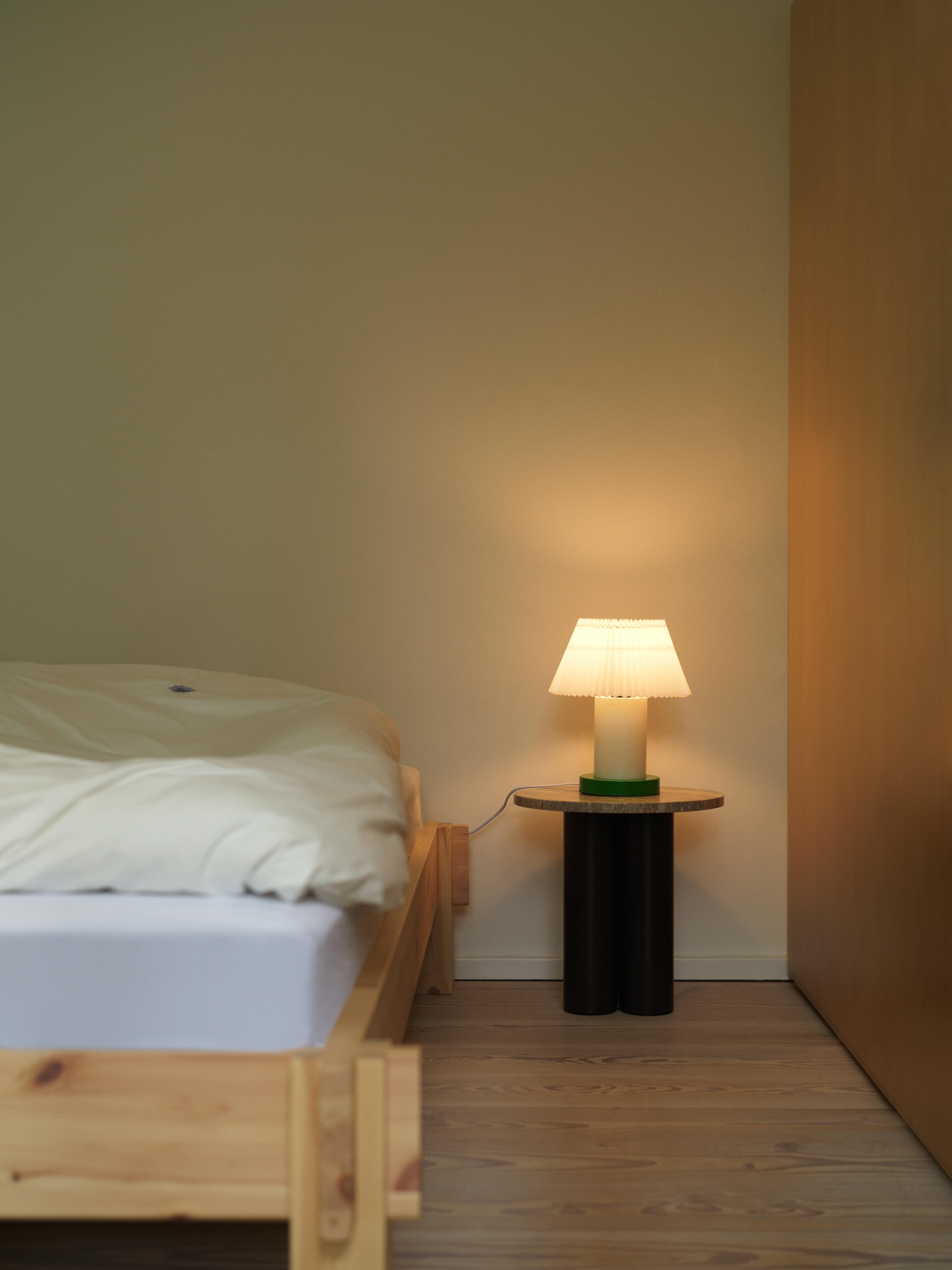 CELLU Tischleuchte weiß mit grünem Sockel