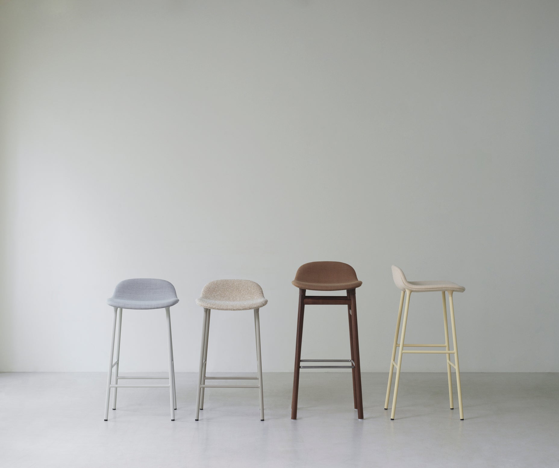 Gestoffeerde hocker FORM met verchroomde basis