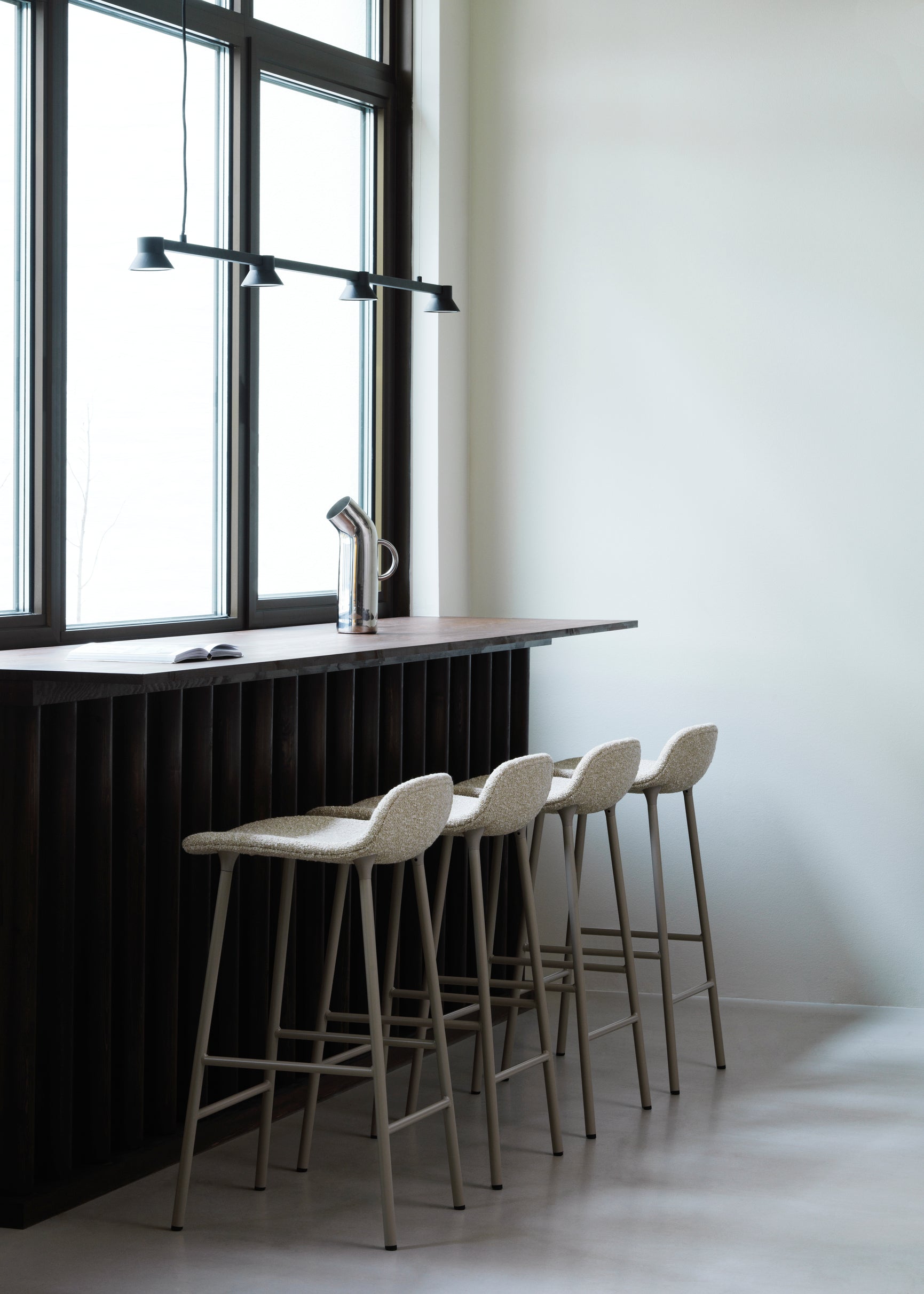 Gestoffeerde kruk FORM met blauwe basis