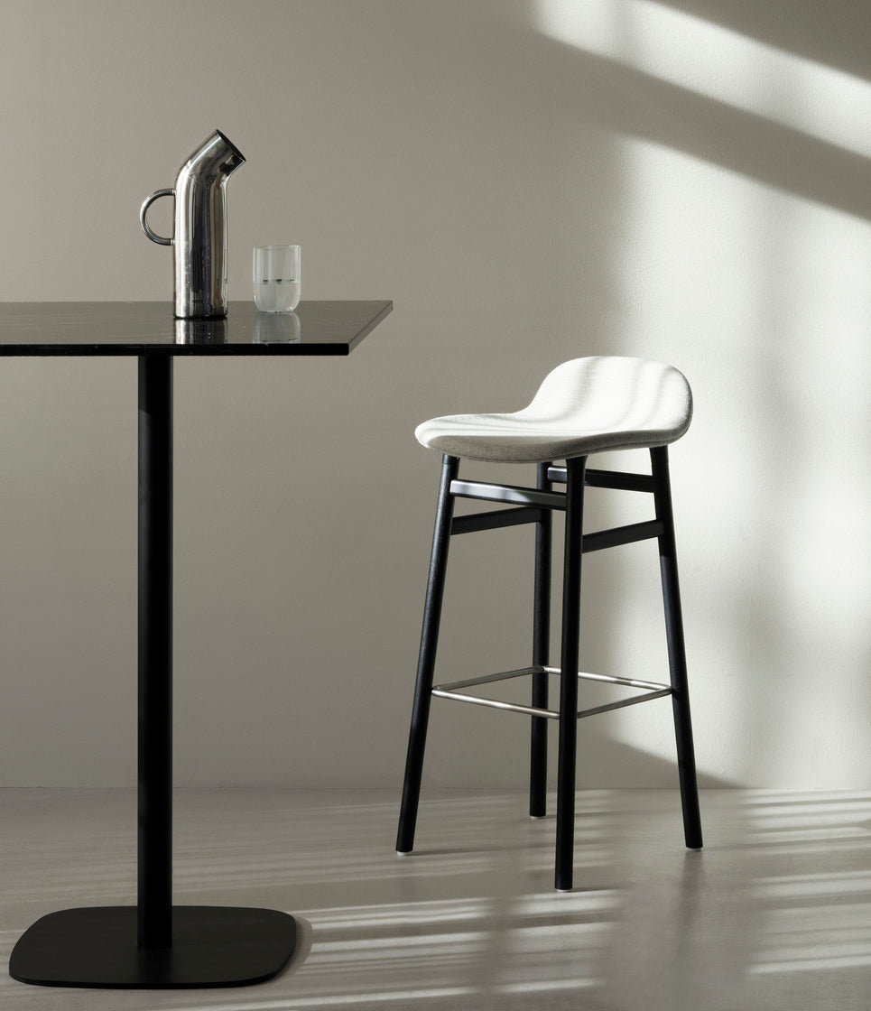 Hocker FORM zeeblauw met notenhouten basis