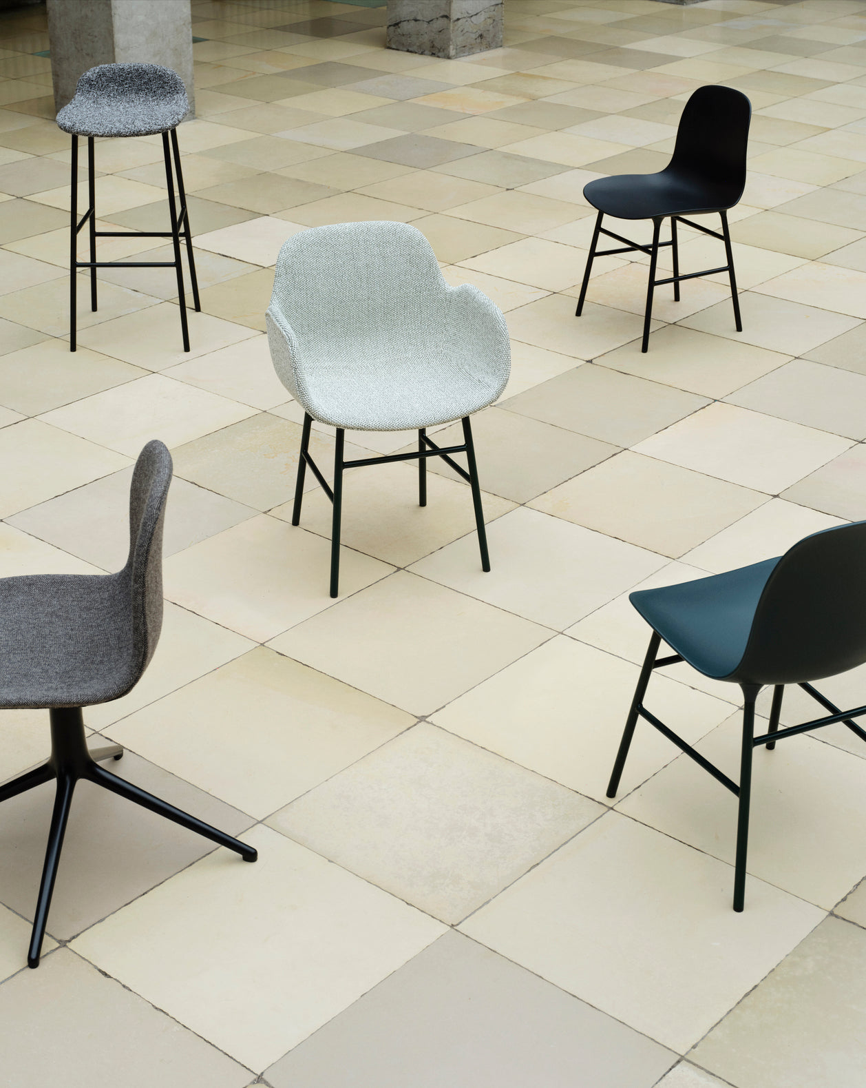 Gestoffeerde stoel met armleuningen FORM met bordeauxkleurige basis