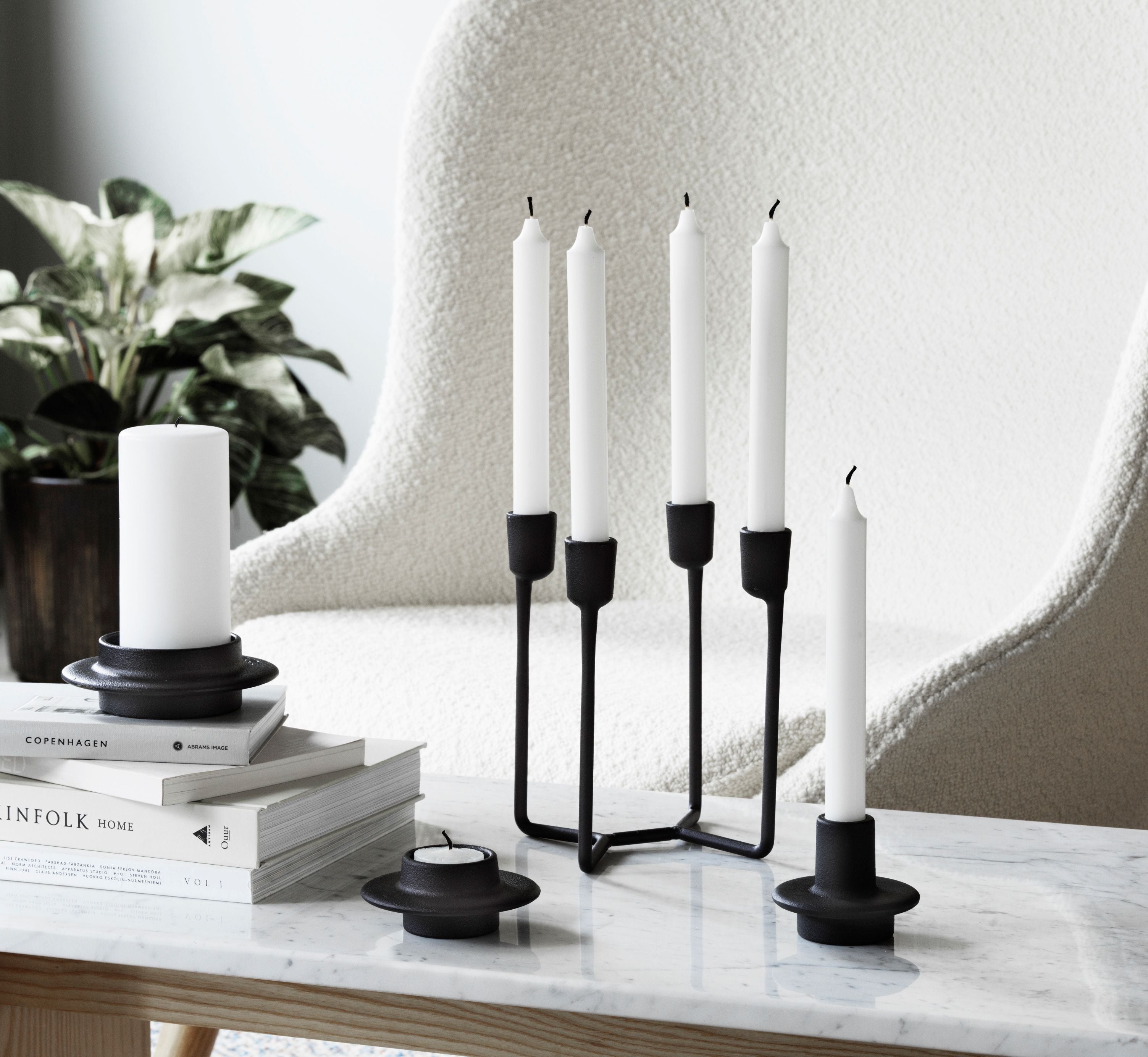 Vierarmiger HEIMA CANDLESTICK Kerzenhalter aus schwarzem Gusseisen