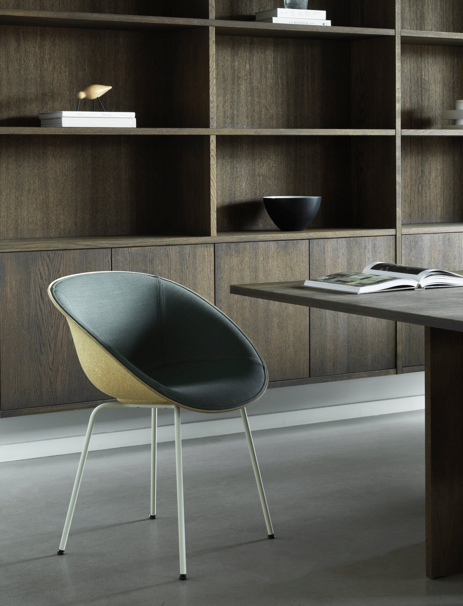 Sesselpolsterstuhl mit einer schwarzen Basis