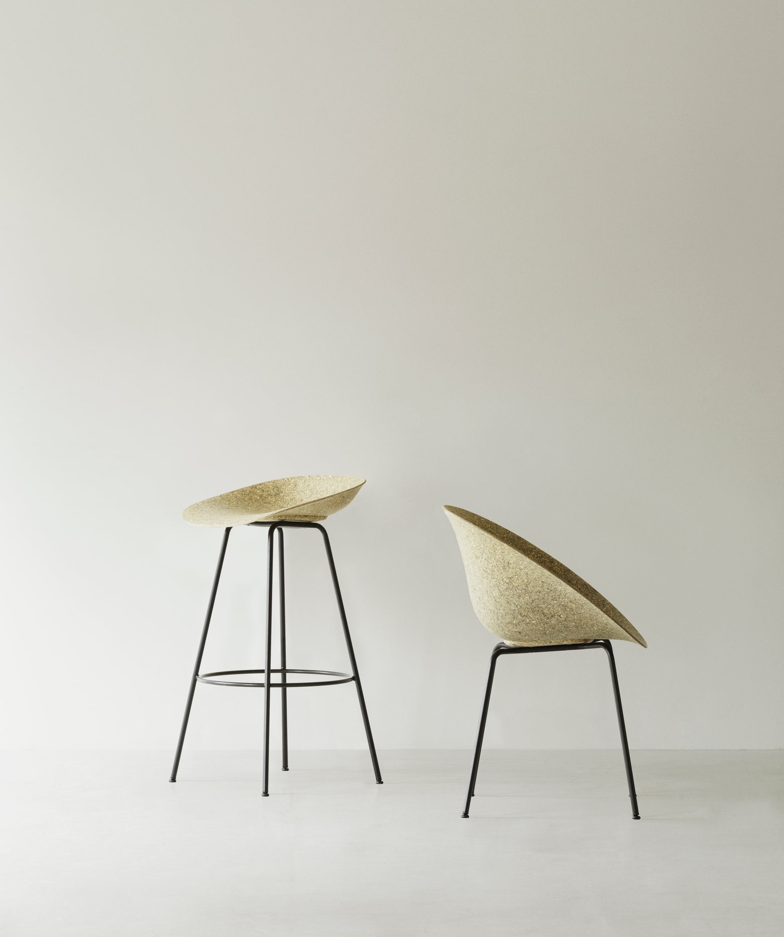 Grüne Mattenstuhl mit einer schwarzen Basis